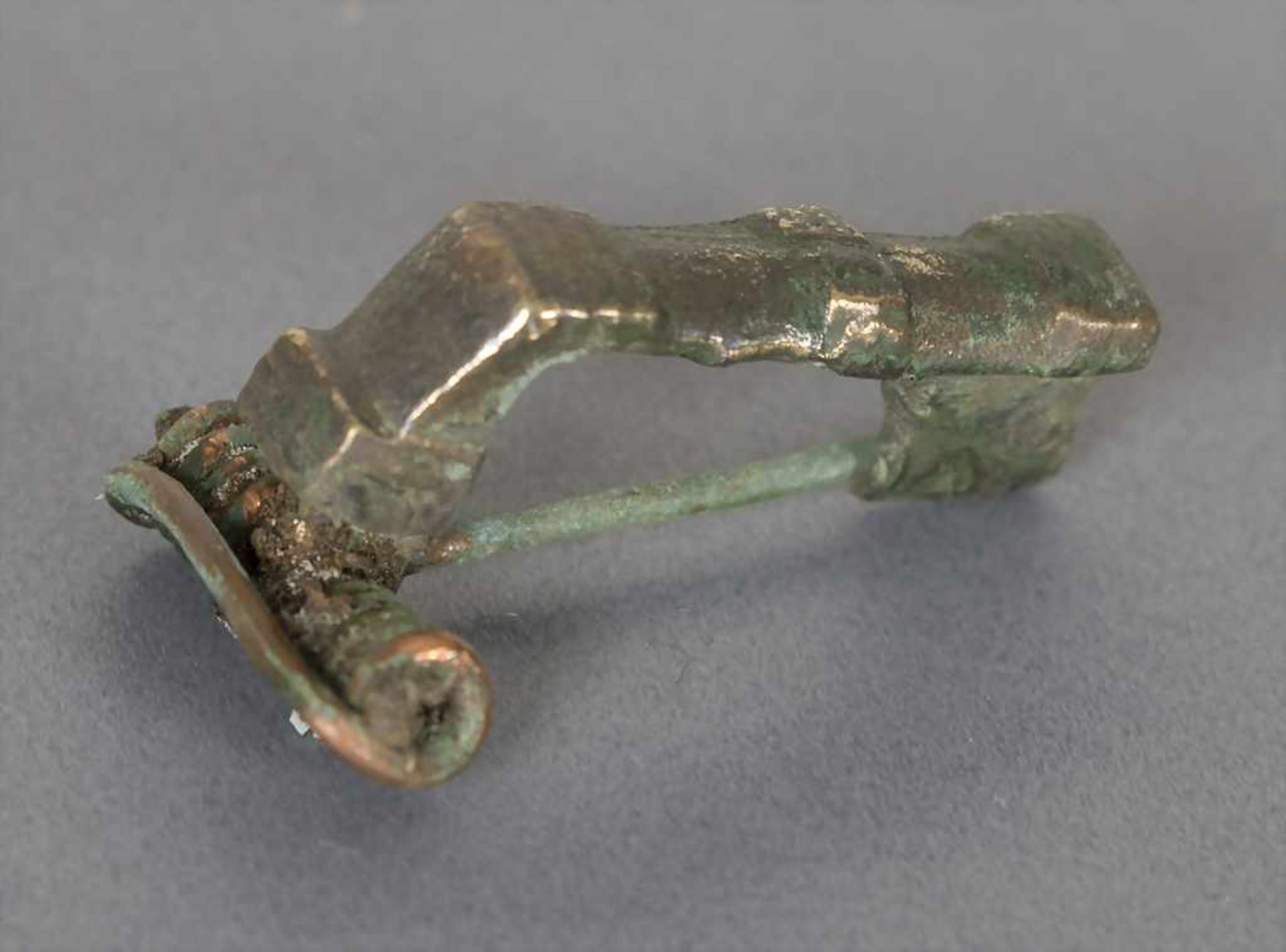 Römische Fibel / A Roman fibulaMaterial: Bronze,Länge: 3,2 cm,Zustand: gut, alt restauriert, - Bild 2 aus 3