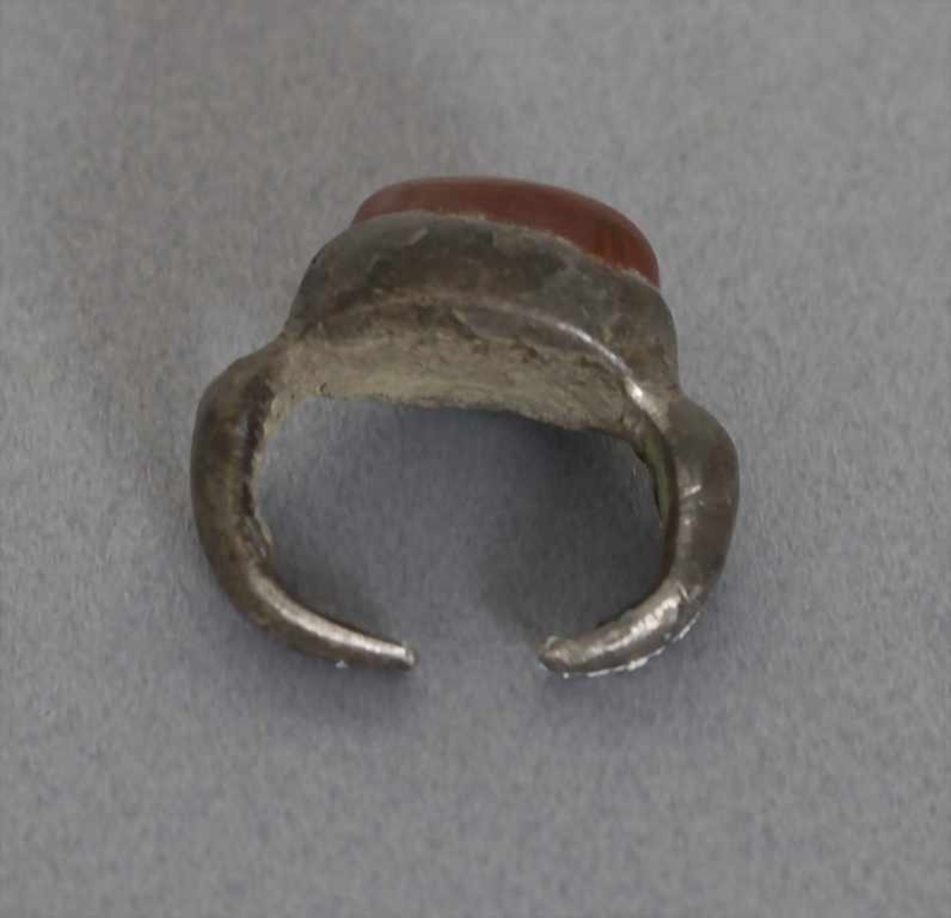 Römischer Ring mit Gemme / A Roman ring with a gemMaterial: Silber, Farbstein,Maße: 1,5 x 1,6 - Bild 2 aus 3