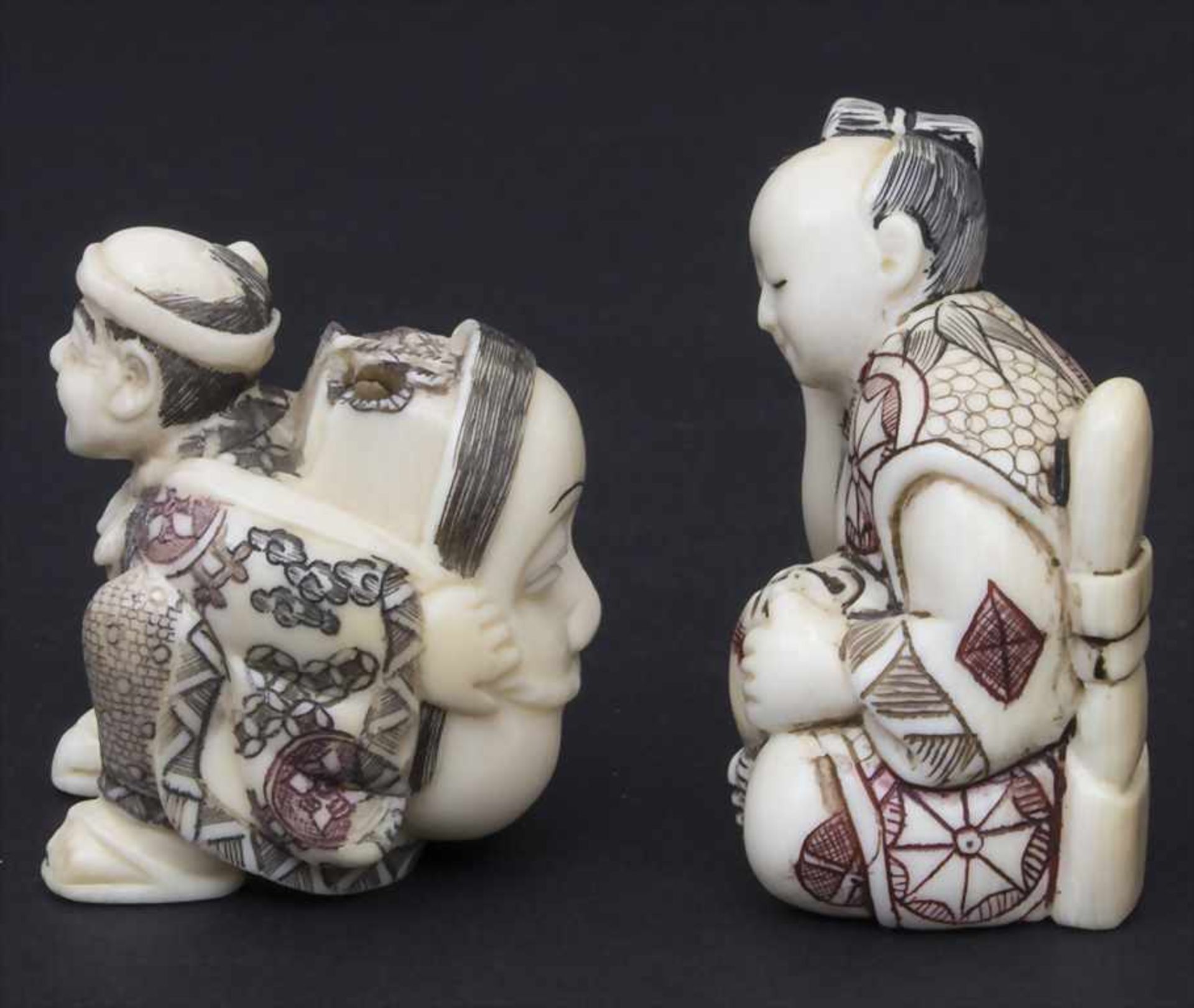 2 Netsuke 'Bauer mit Okame-Maske' und 'Hockender Bauer' / 2 Netsukes 'Farmer with Okame mask' and ' - Image 3 of 13