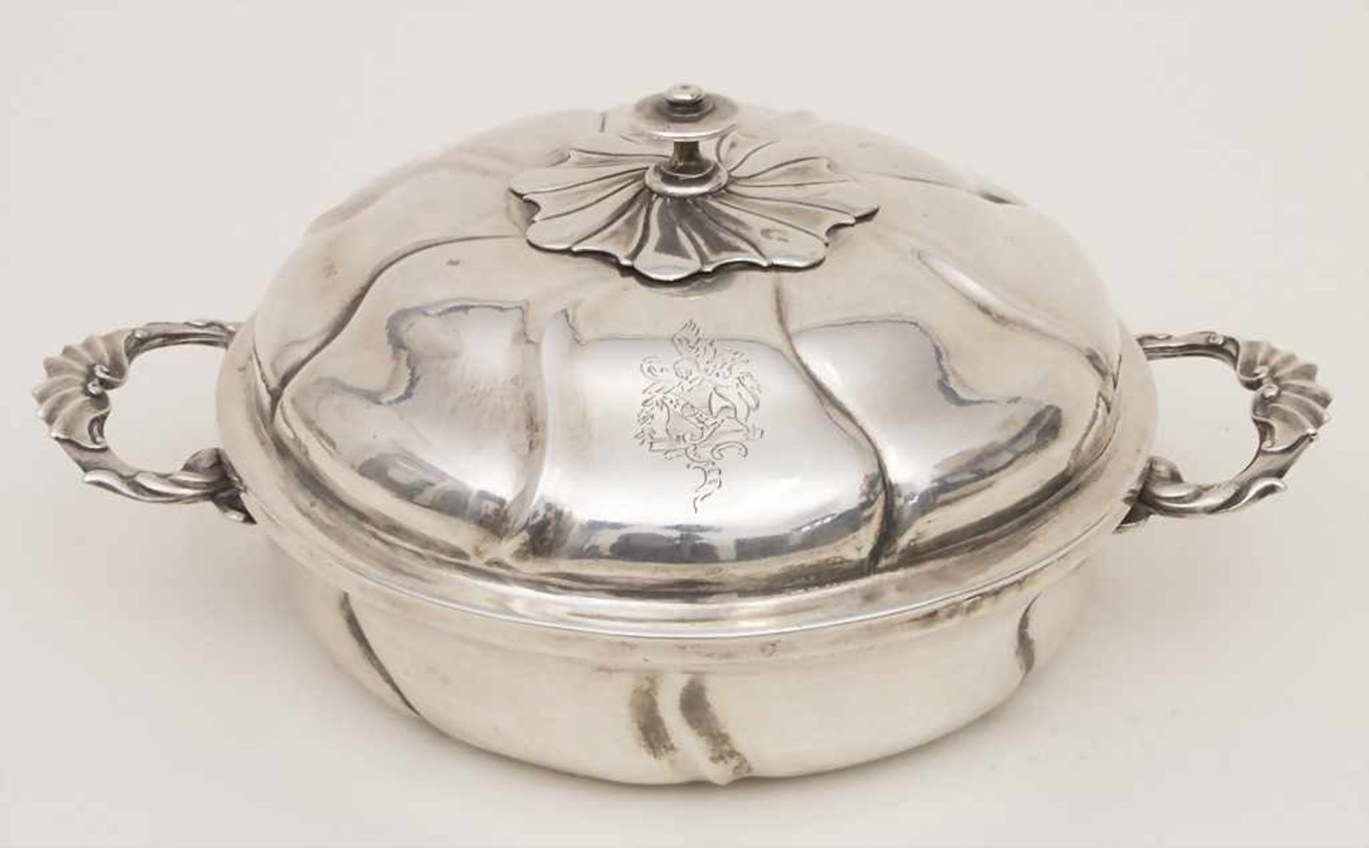 Barock Deckelterrine / A Baroque covered silver tureen, 18. Jh.Material: Silber, getrieben, mit - Bild 9 aus 19