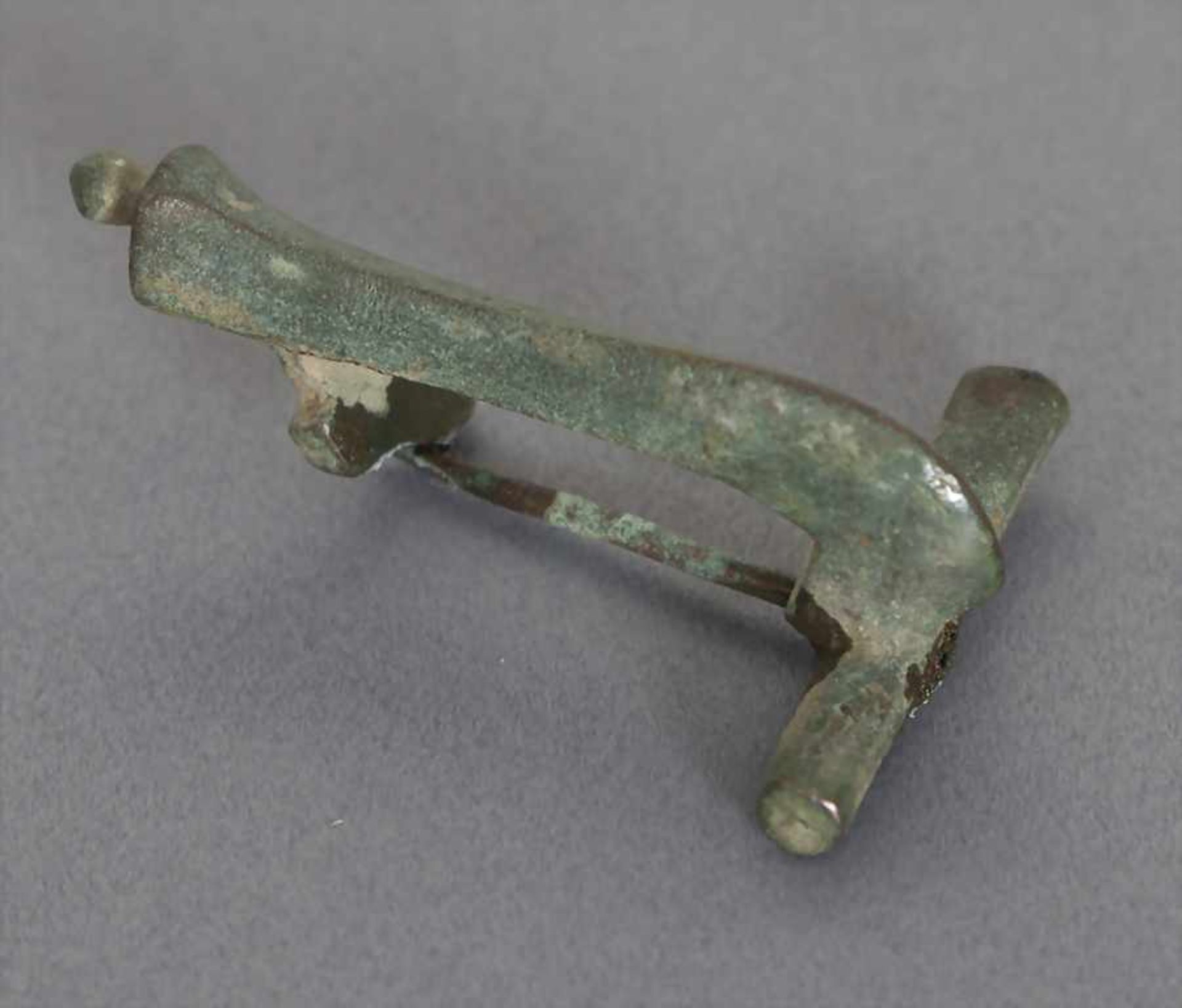 Römische Fibel / A Roman fibulaMaterial: Bronze,Länge: 4,1 cm,Zustand: gut, alt restauriert,