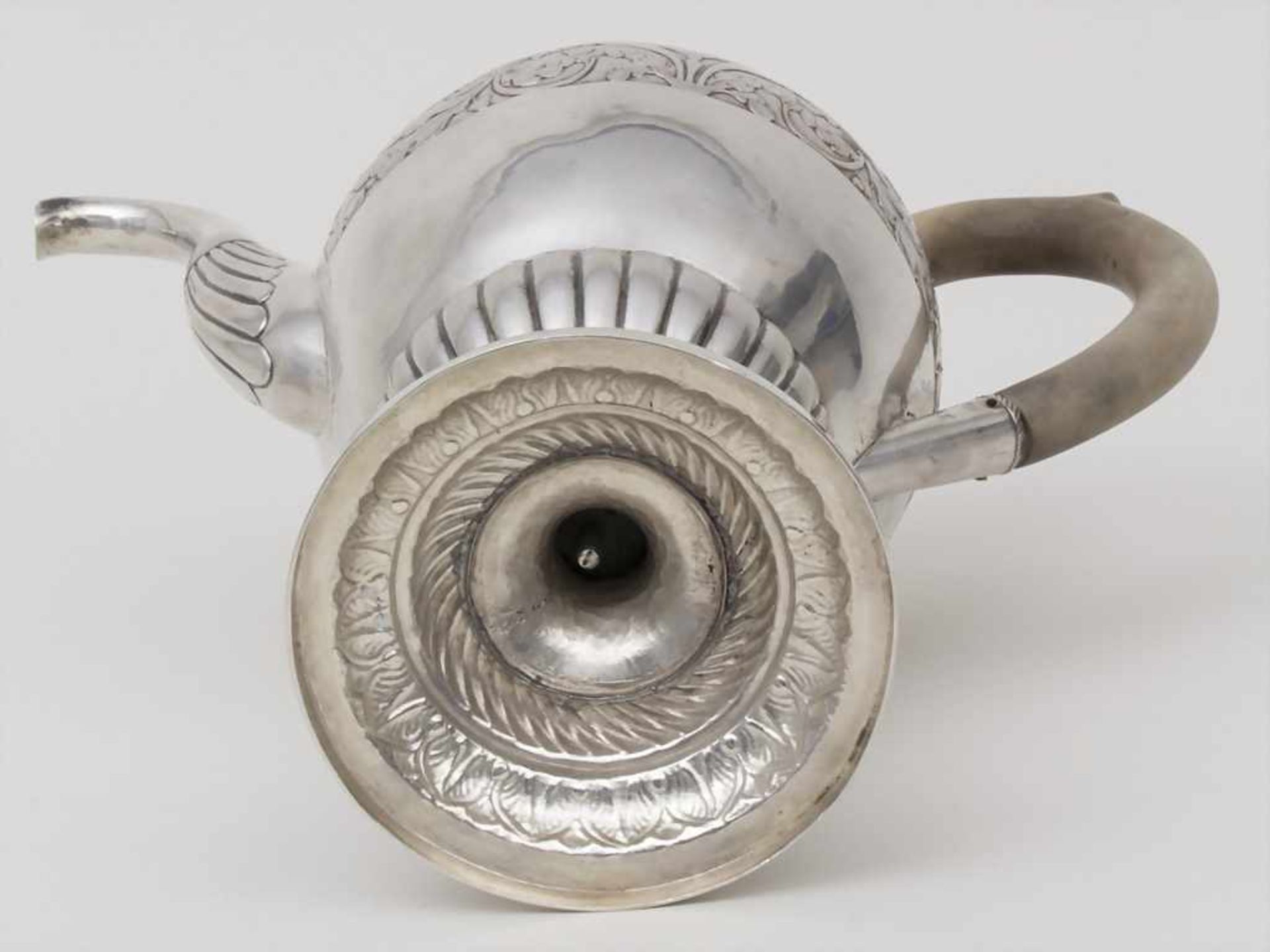 Teekanne / A silver teapot, Altenburg, um 1760Material: Silber 12 Lot,Punzierung: Beschaumarke, - Bild 13 aus 17