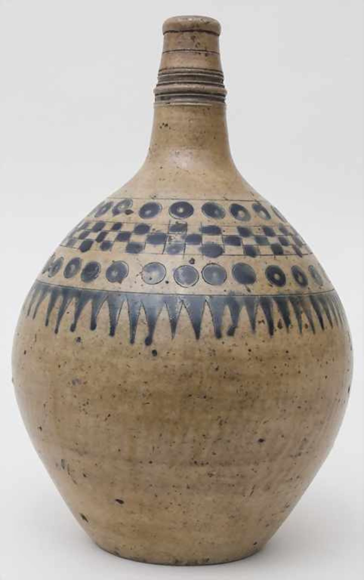 Ölkrug mit geometrischem Dekor / An oil jug with geometrical patternsMaterial: Keramik, hellbraun - Bild 2 aus 5