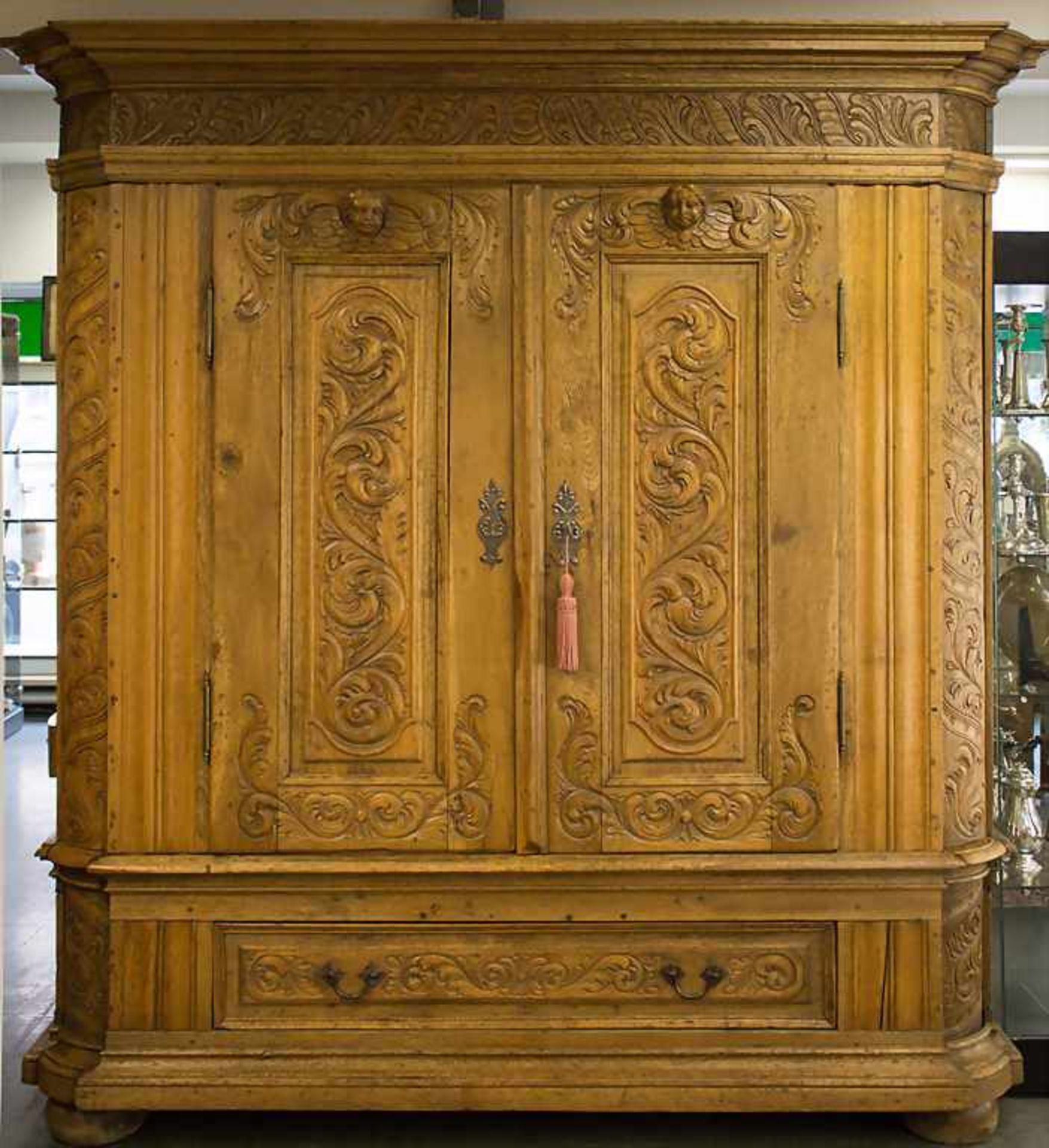 Barockschrank mit Engelsköpfen / A baroque cupboard, wohl Lothringen, 18. Jh.Material: Eiche,