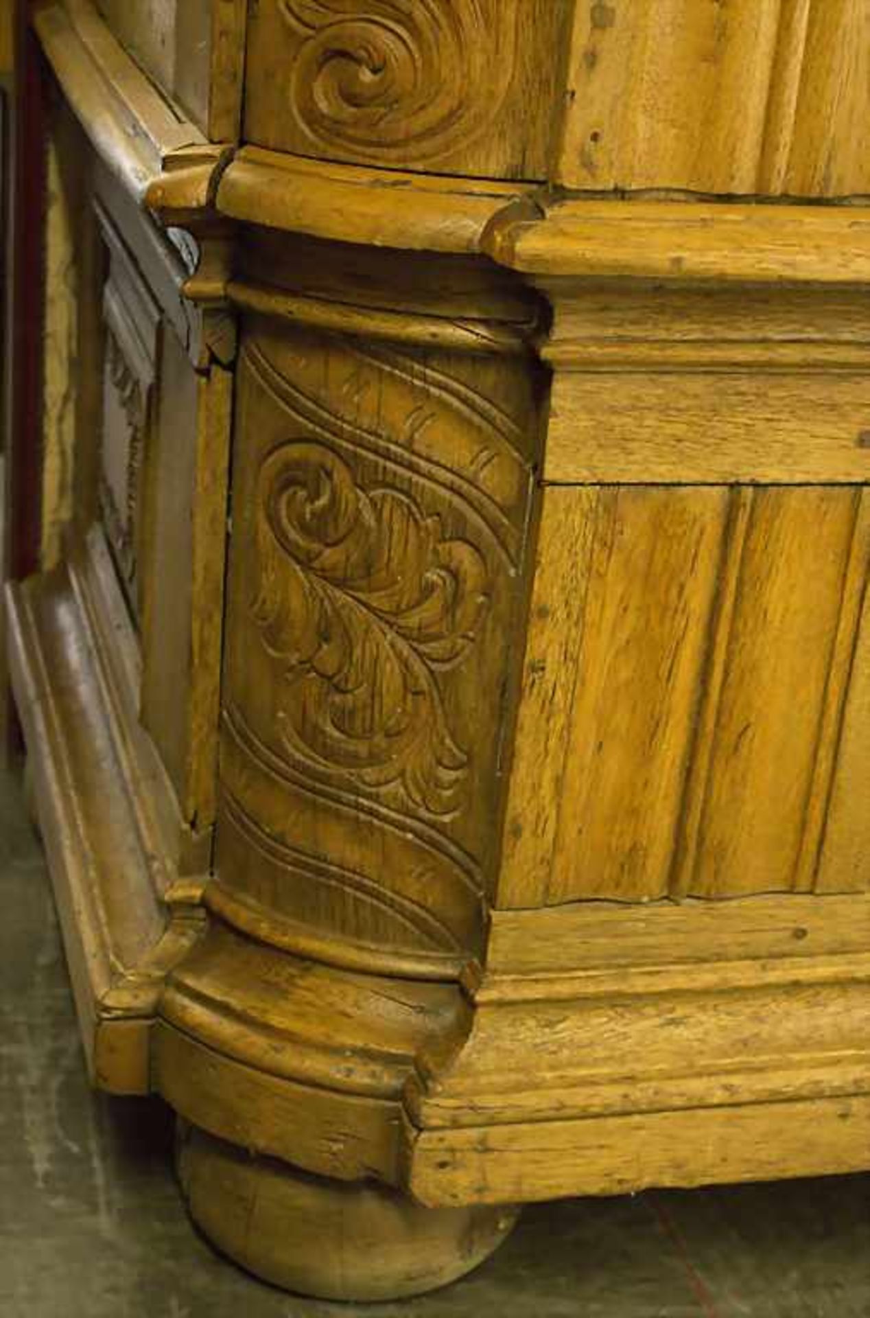Barockschrank mit Engelsköpfen / A baroque cupboard, wohl Lothringen, 18. Jh.Material: Eiche, - Bild 7 aus 27