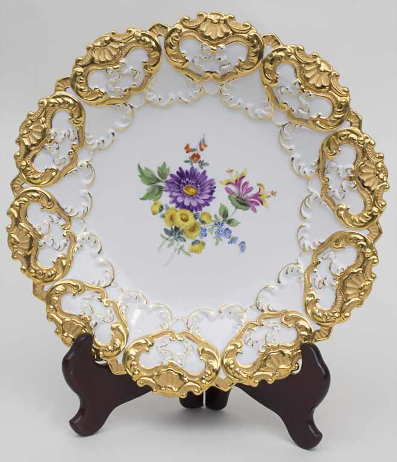 Prunkteller mit Blumenbouquet / A splendig plate with flower bouquet, Meissen, 1964Material: