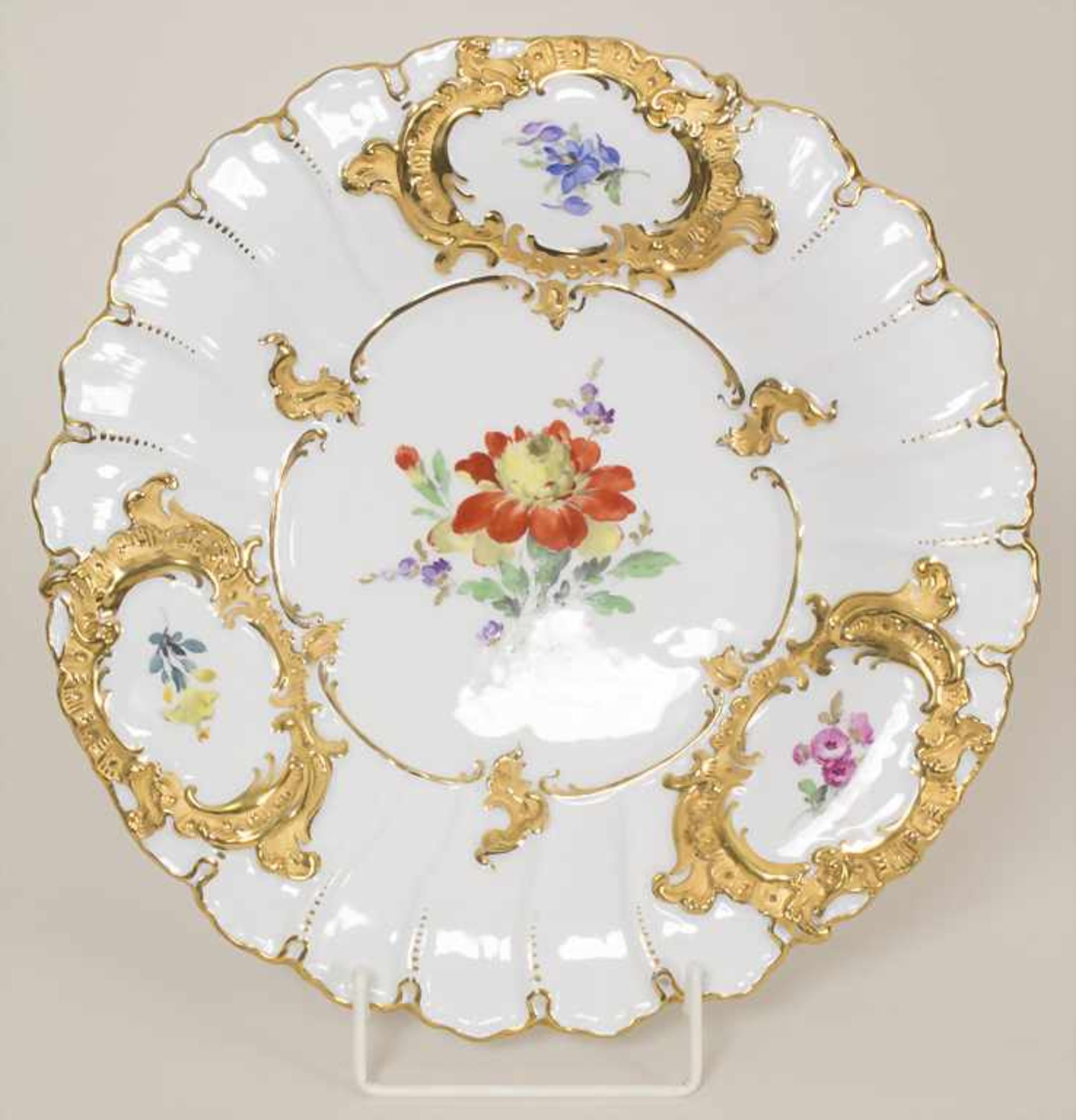 Prunkteller mit Blumenmalerei / A splendid plate with flowers, Meissen, 1924-34Material: