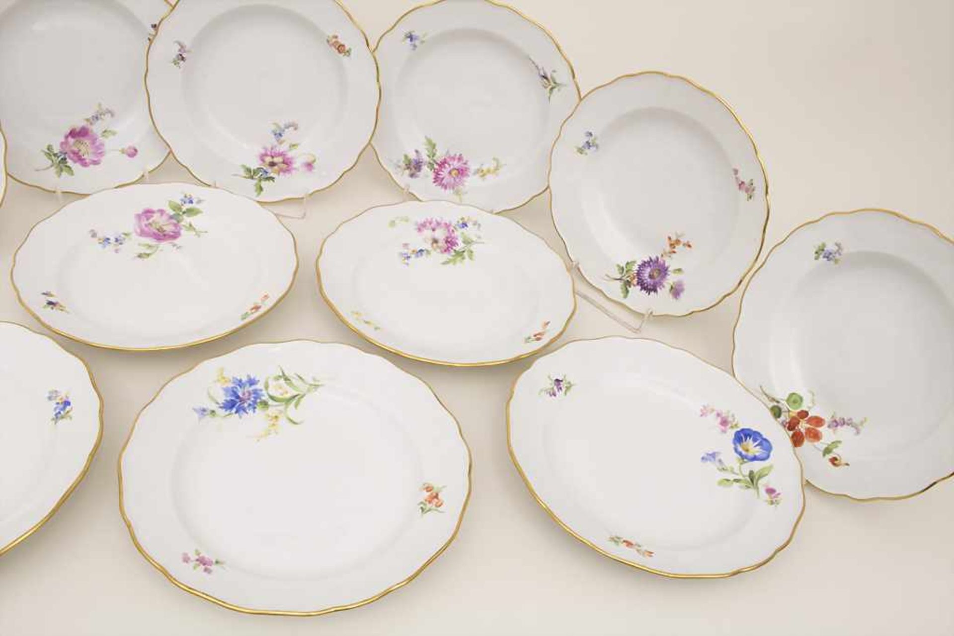 12 Teller / 12 plates, Meissen, 19. Jh.Bestehend aus: 6 Speiseteller und 6 Suppenteller,Material: - Image 6 of 13