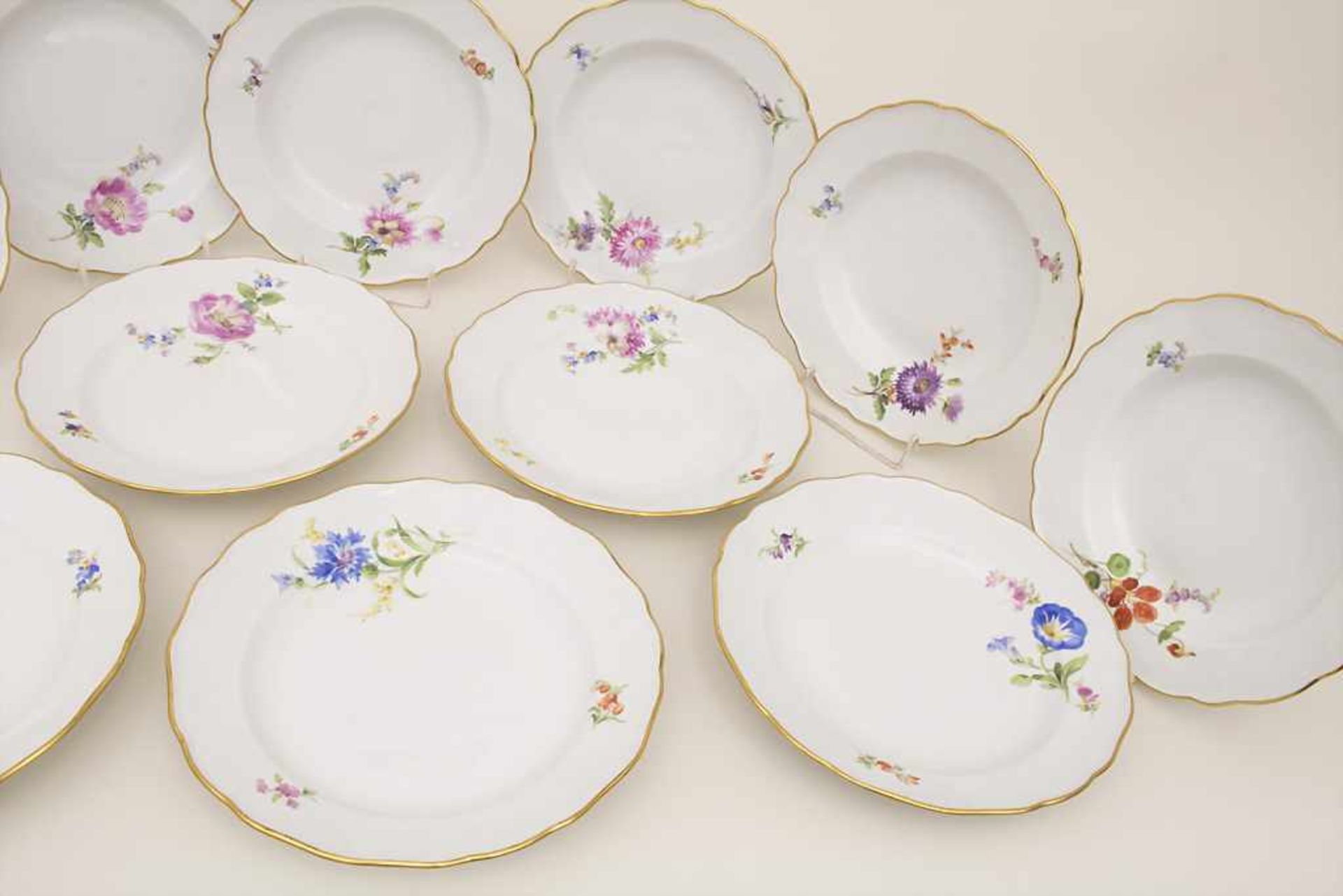 12 Teller / 12 plates, Meissen, 19. Jh.Bestehend aus: 6 Speiseteller und 6 Suppenteller,Material: - Bild 6 aus 13