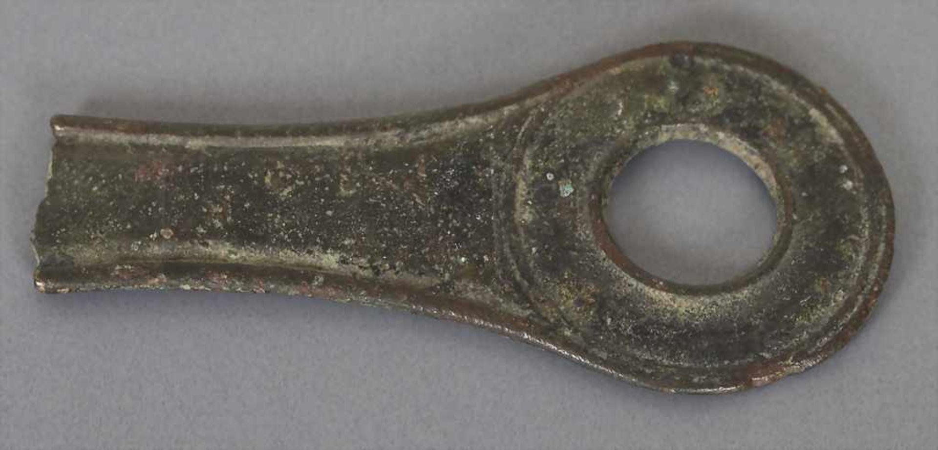 Handhabe einer Römischen Kasserolle / A handle of a Roman casseroleMaterial: Bronze,Länge: 9,3 cm,