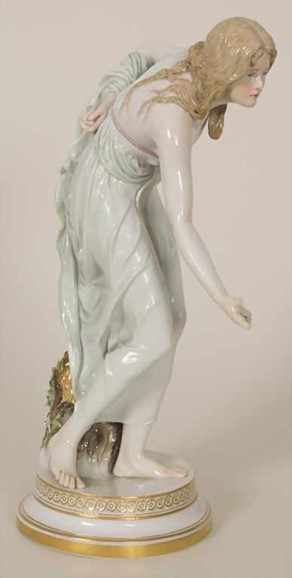 Porzellanfigur 'Die Kugelspielerin' / A porcelain figure 'The ball player', Walter Schott (1861- - Bild 3 aus 7