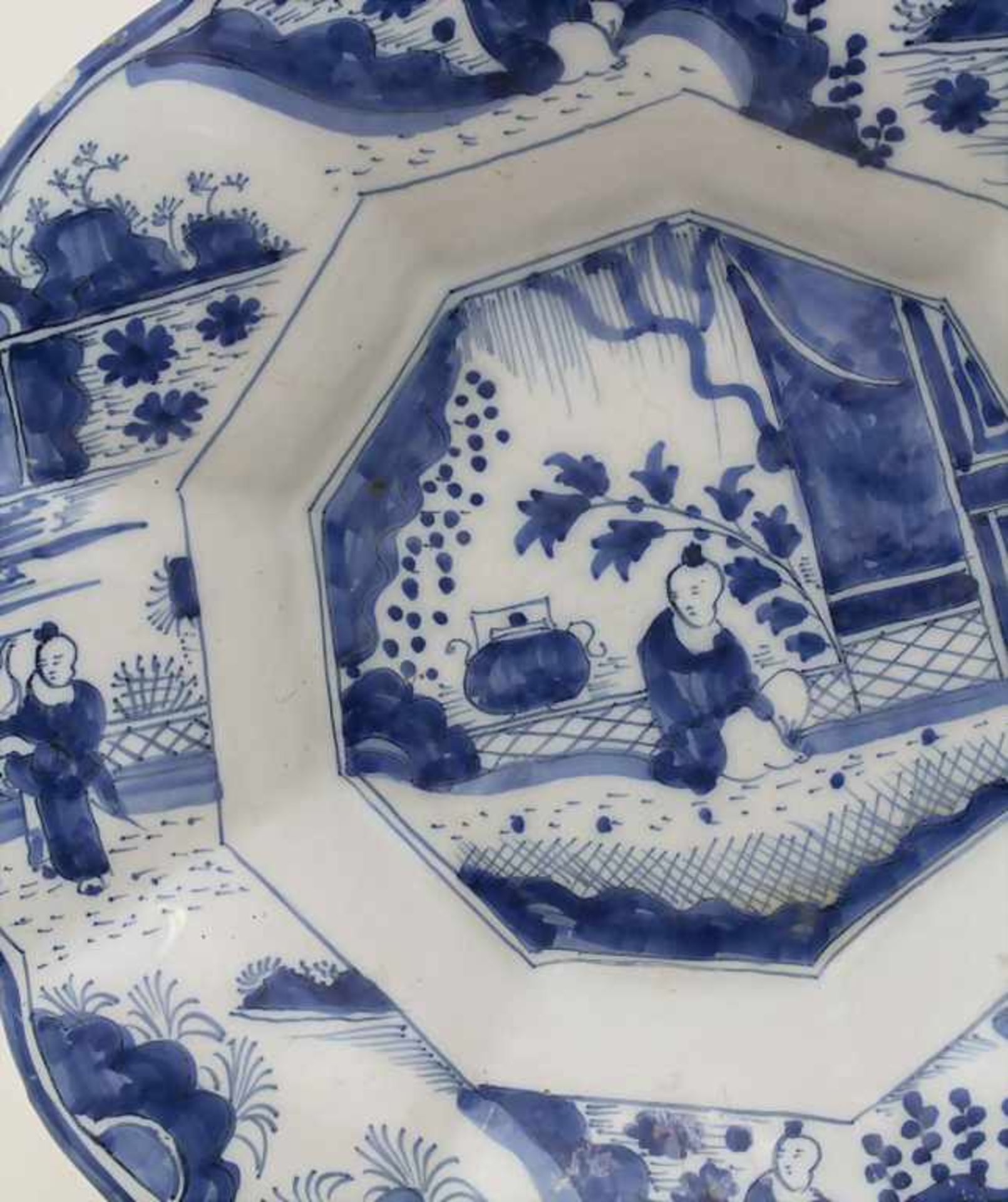 Fayence-Buckelschale mit Chinoiserien / A faience bowl with chinoiseries, wohl Hanau, 18. Jh. - Bild 2 aus 6