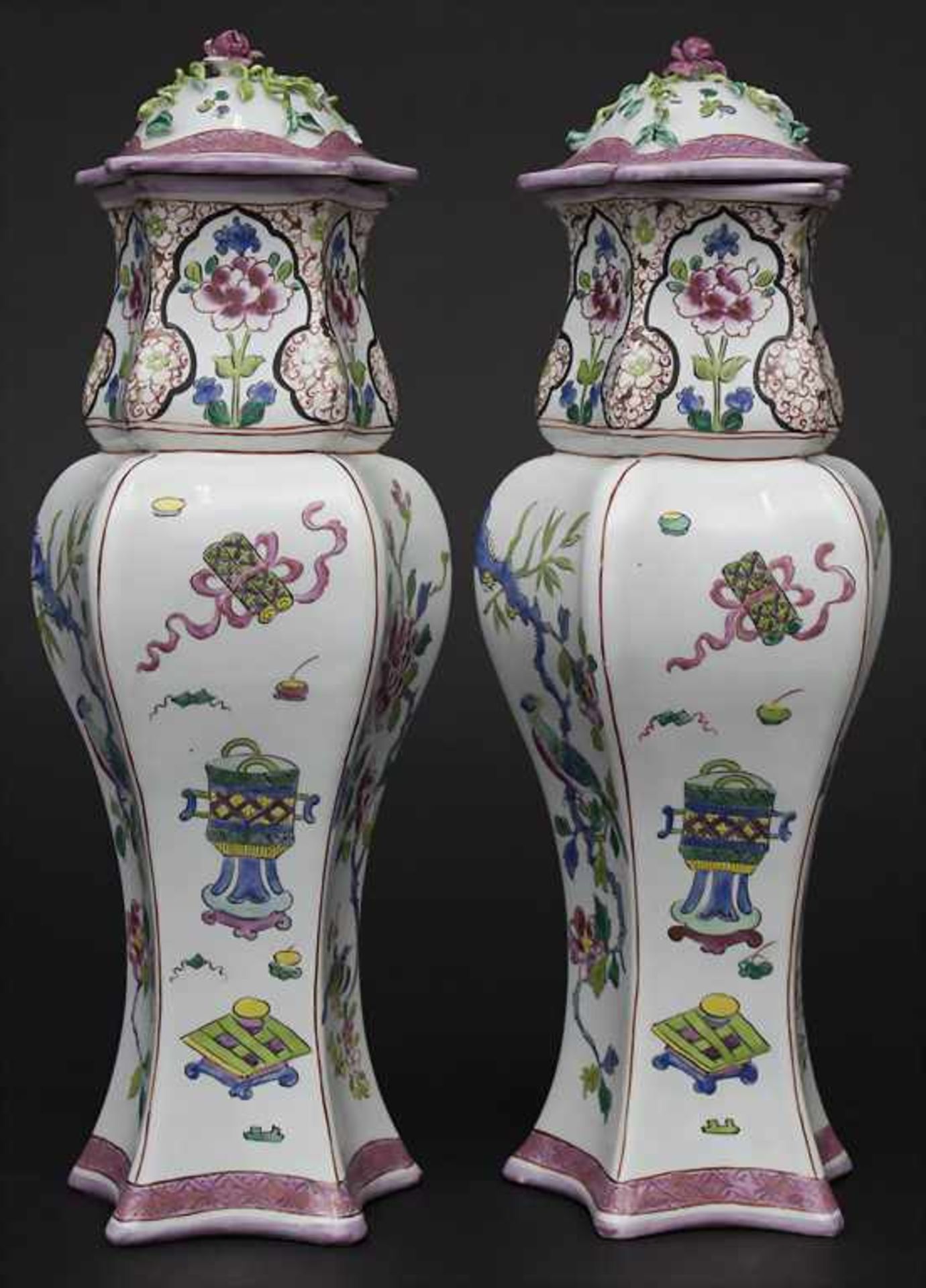 Deckelvasen-Paar / A pair of covered vases, Samson, Paris, um 1900Material: Porzellan, polychrom - Bild 2 aus 9