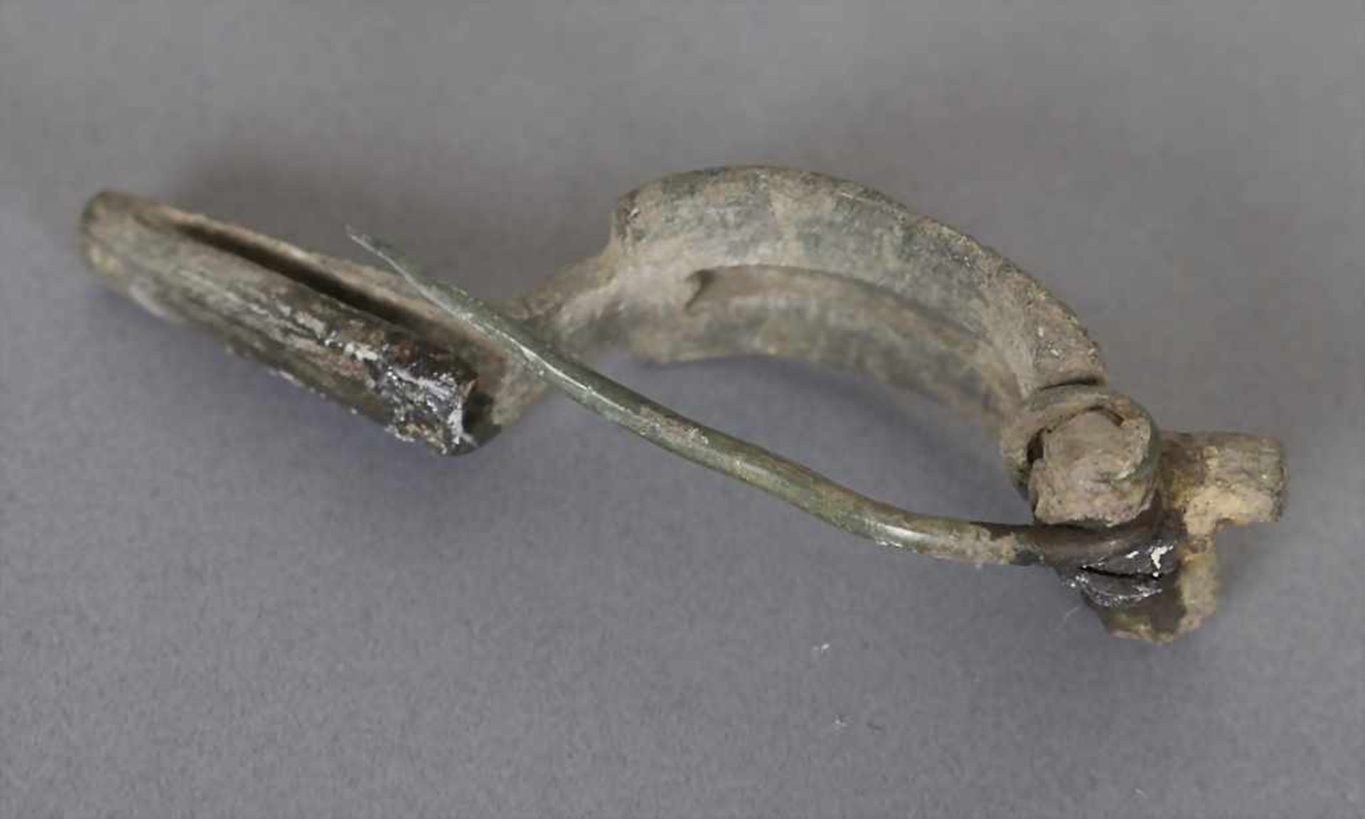 Römische Fibel / A Roman fibulaMaterial: Bronze,Länge: 5,7 cm,Zustand: gut, alt restauriert, - Image 3 of 3