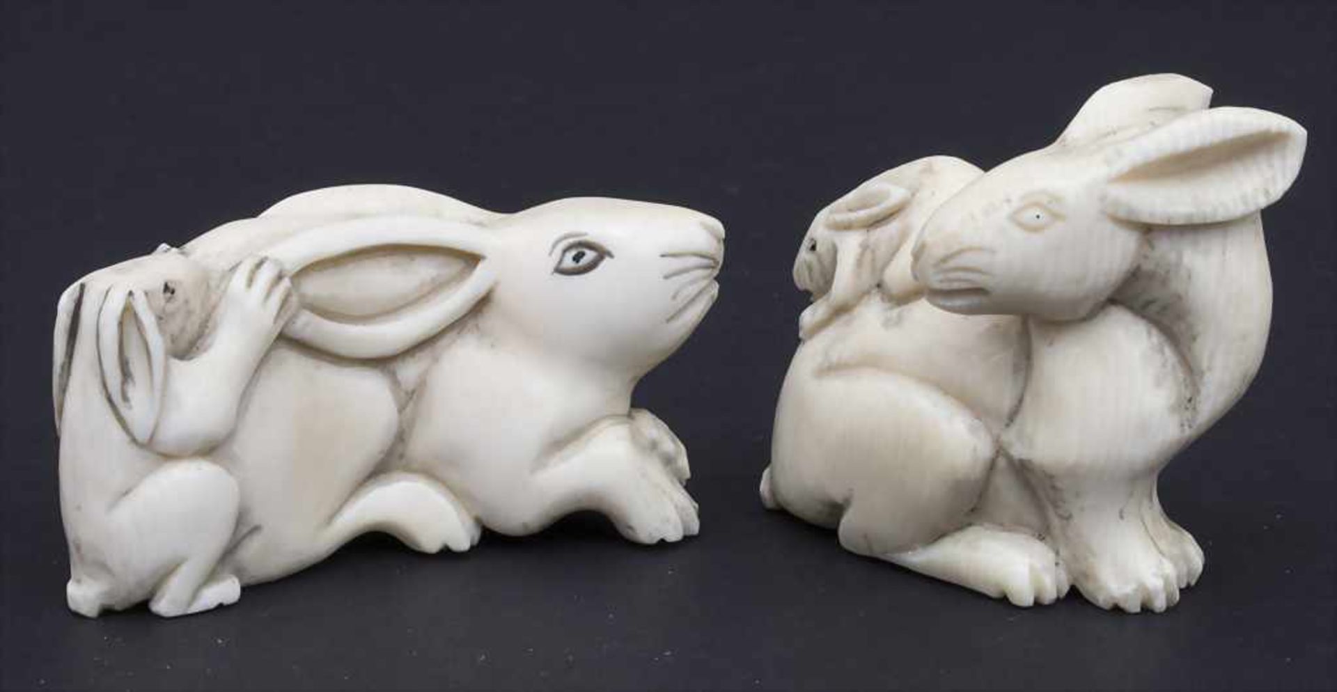 2 Netsuke 'Hase mit Jungem' / 2 Netsukes 'Rabbit and cub', Japan, um 1900Material: Elfenbein,