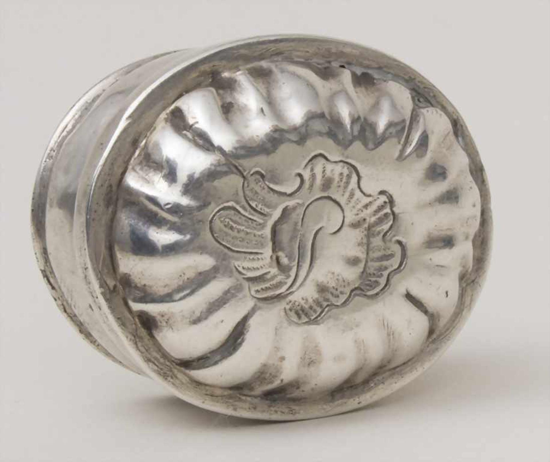 Kleine Barock Tabatiere / A small Baroque silver snuffbox, Köln, um 1750Material: Silber 13 Lot,