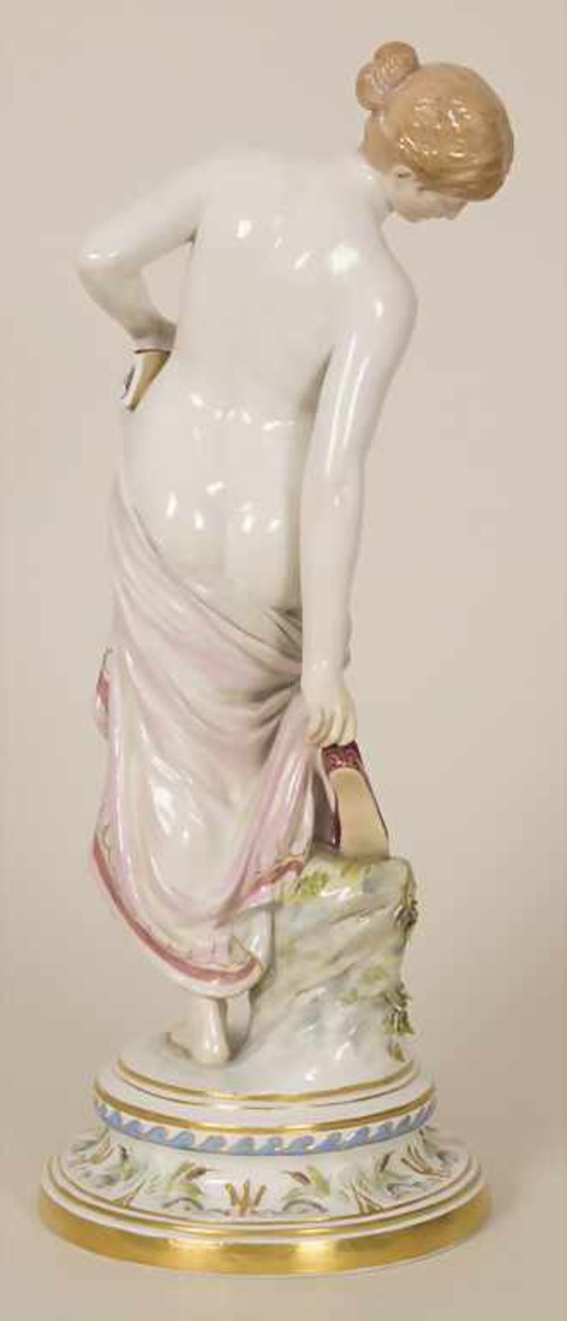 Porzellanfigur 'Nach dem Bade' / A porcelain figure 'After the bath', Robert Ockelmann (1849-1915) - Image 3 of 9