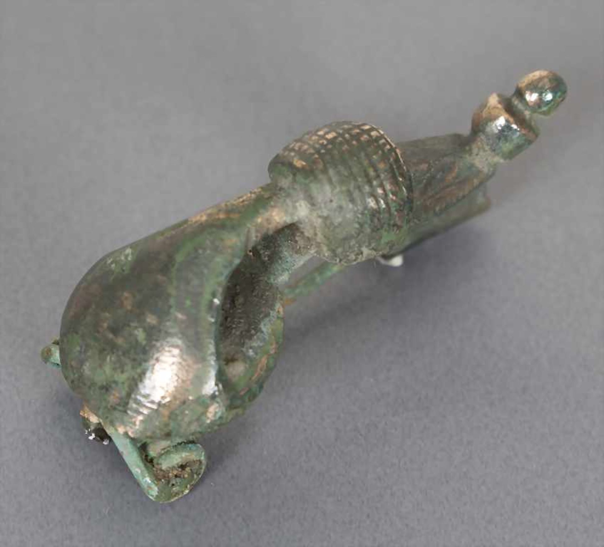 RömischeTrompetenfibel / A Roman bronze fibulaMaterial: Bronze,Länge: 4,5 cm,Zustand: gut, alt - Bild 3 aus 3