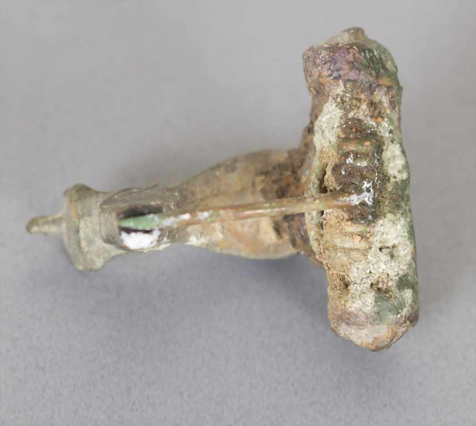 Römische Fibel / A Roman fibulaMaterial: Bronze,Länge: 2,7 cm,Zustand: gut, alt restauriert, - Bild 4 aus 5