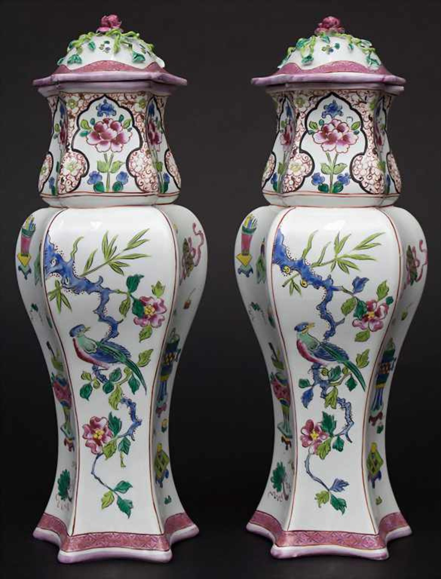 Deckelvasen-Paar / A pair of covered vases, Samson, Paris, um 1900Material: Porzellan, polychrom