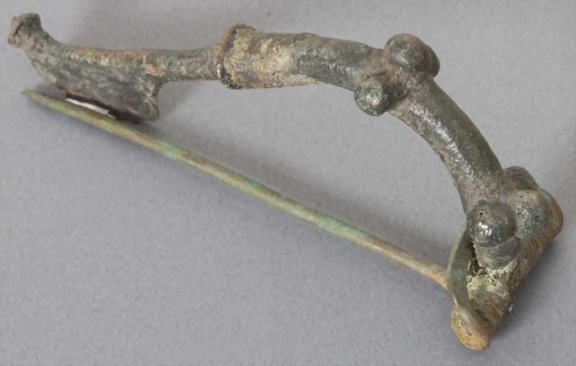 Keltische Fibel / A celtic fibulaMaterial: Bronze,Länge: 7,4 cm,Zustand: gut, alt restauriert,