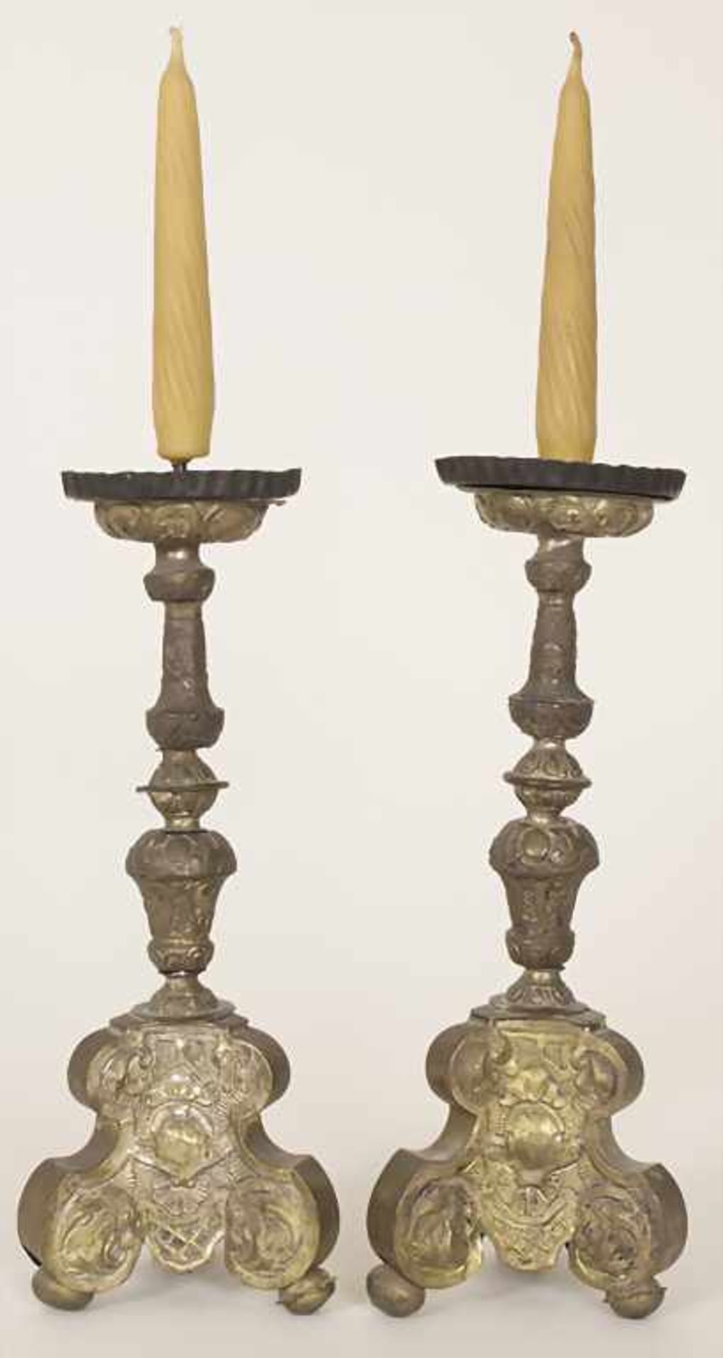 Paar Altarleuchter mit Rocailledekor / A pair of altar candleholders with rocailles, 18./19. Jh. - Bild 3 aus 11