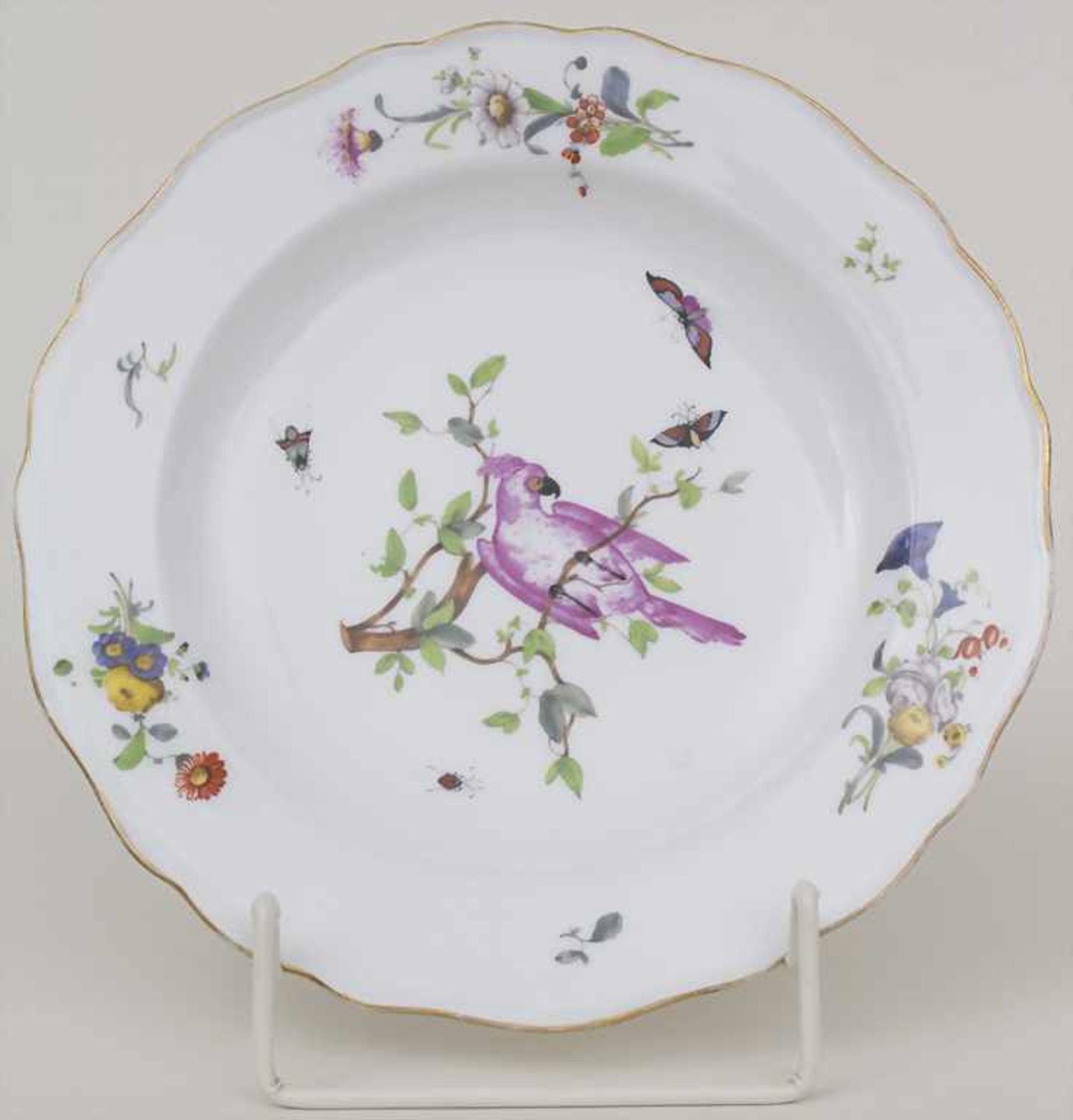 Zierteller mit Kakadu-, Insekten- und Blumenmalerei / A plate with cockatoos, insects and flowers,