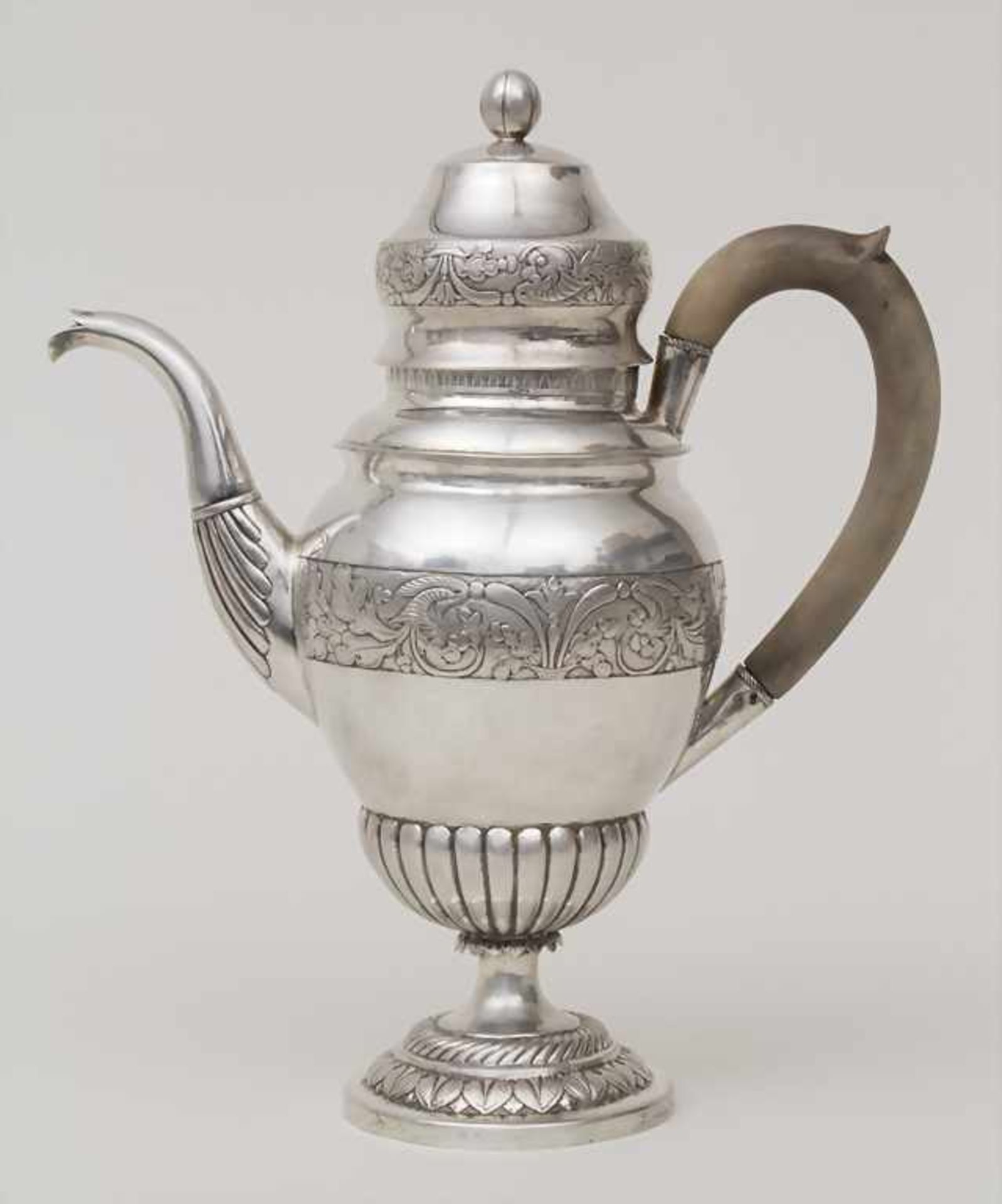Teekanne / A silver teapot, Altenburg, um 1760Material: Silber 12 Lot,Punzierung: Beschaumarke,