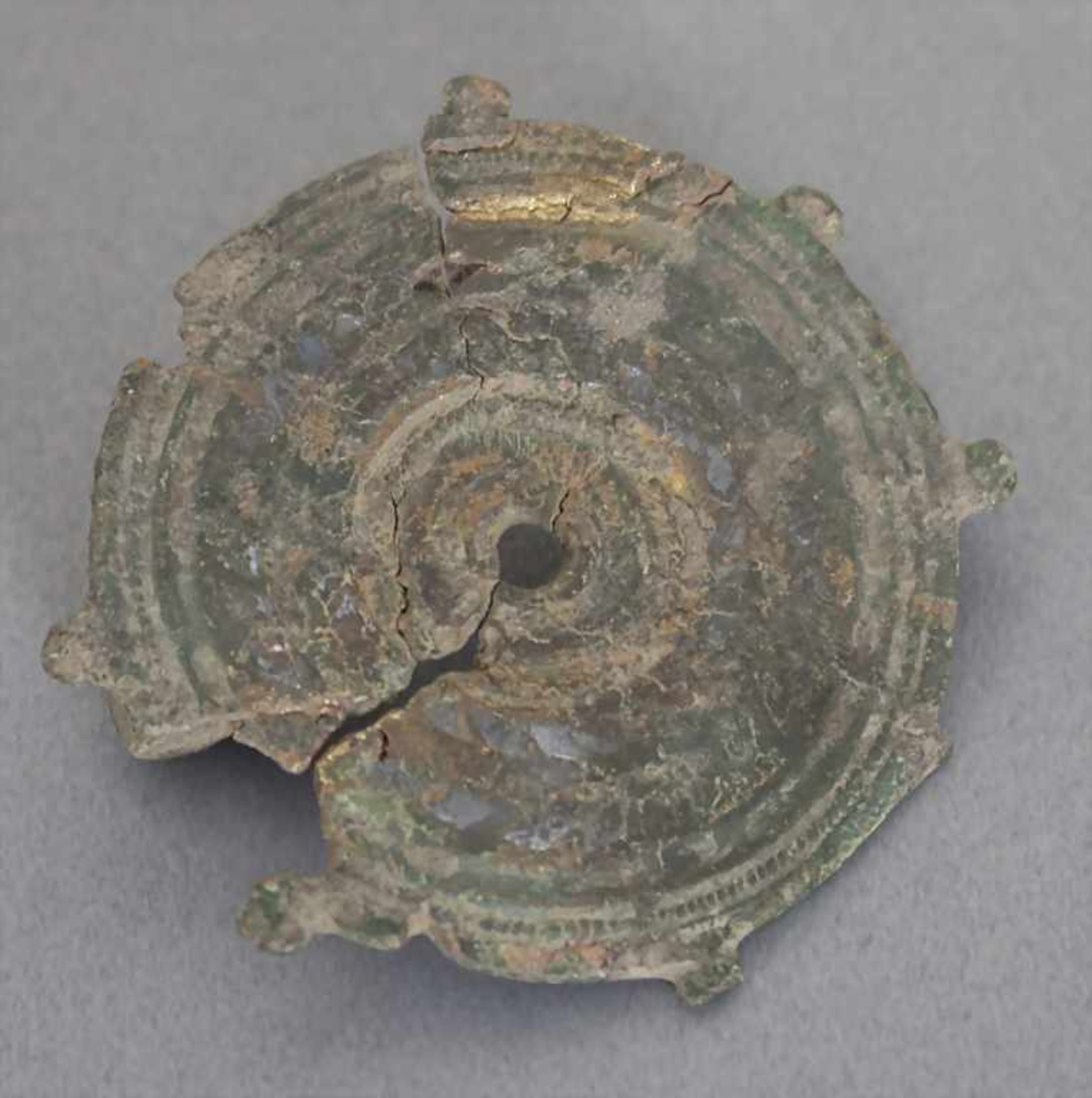 Römische Scheiben-Fibel / A Roman fibulaMaterial: Bronze,Durchmesser: 3,7 cm,Zustand: gut, alt