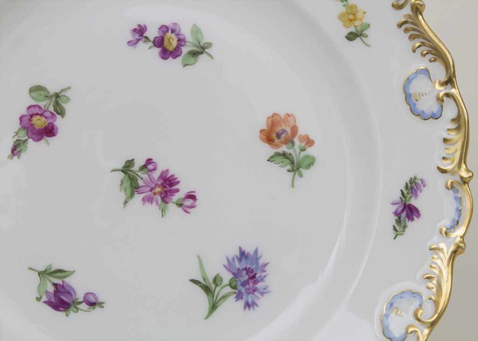 Paar Teller mit Streublumen und Goldranken / A pair of plates with scattered flowers and gold - Bild 3 aus 4