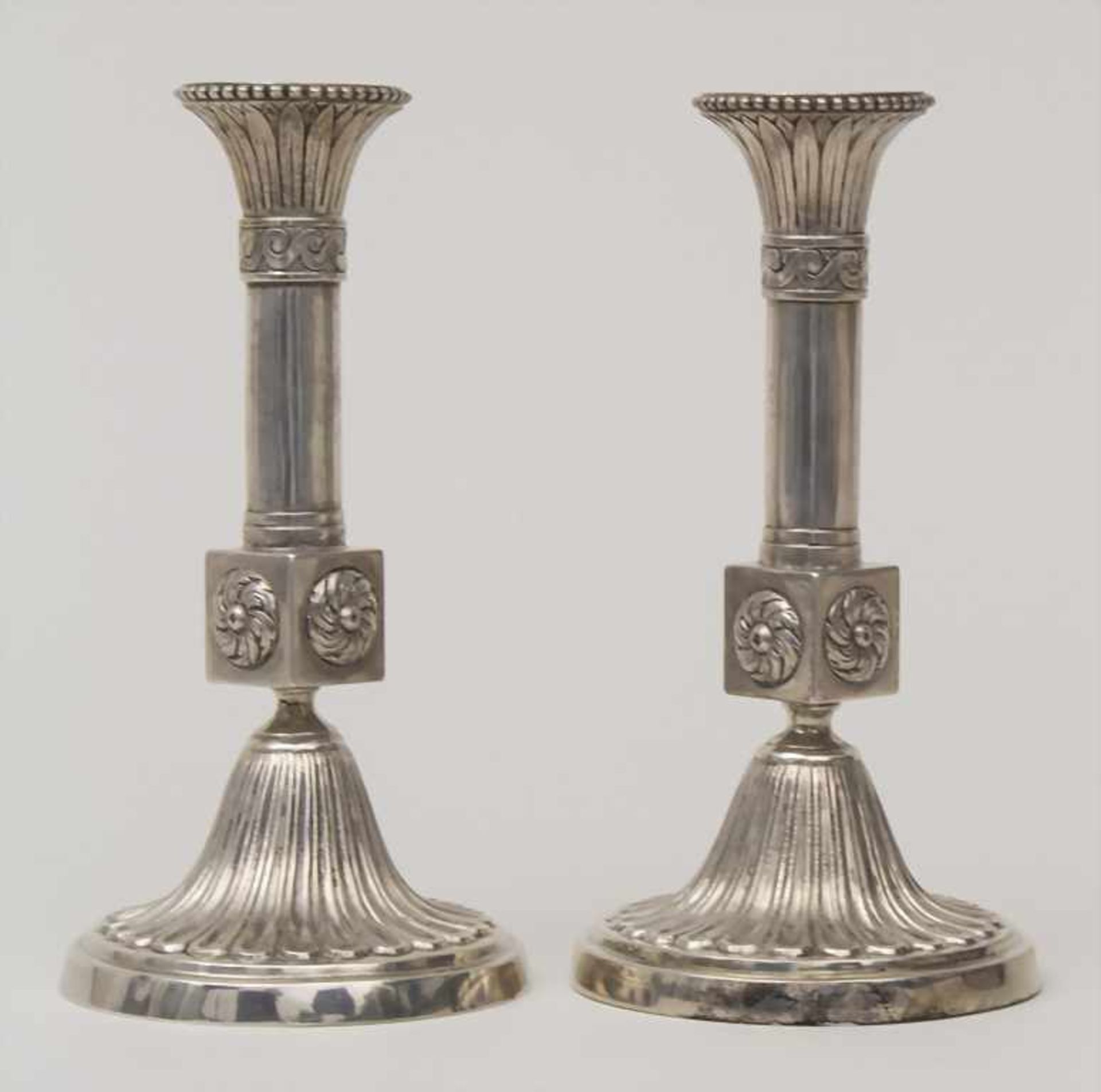 Paar Louis-Seize Leuchter / A pair of Louis-Seize silver candlesticks, Carl August Langenwagen, - Bild 3 aus 9