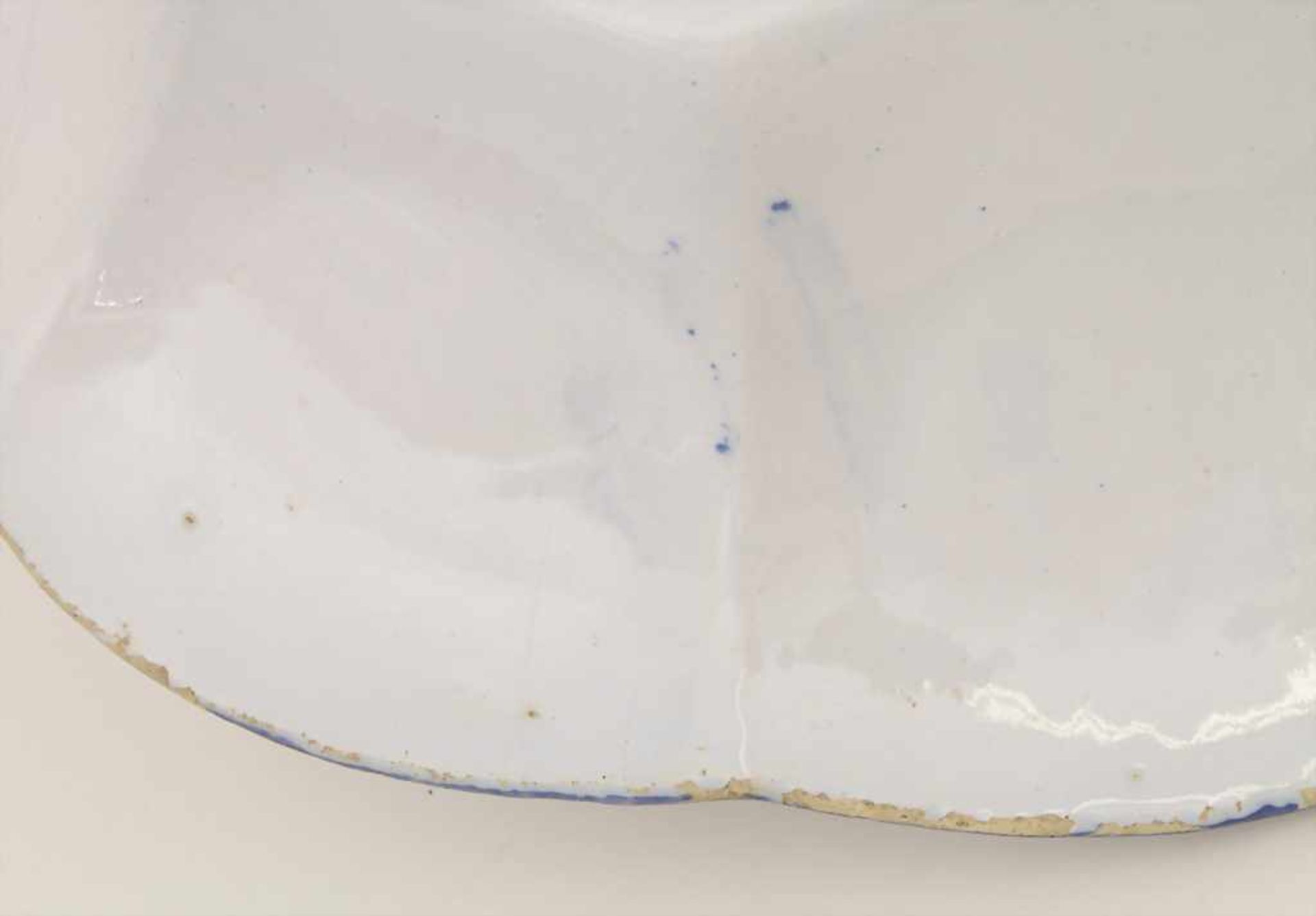 Fayence-Buckelschale mit Chinoiserien / A faience bowl with chinoiseries, wohl Hanau, 18. Jh. - Image 6 of 6