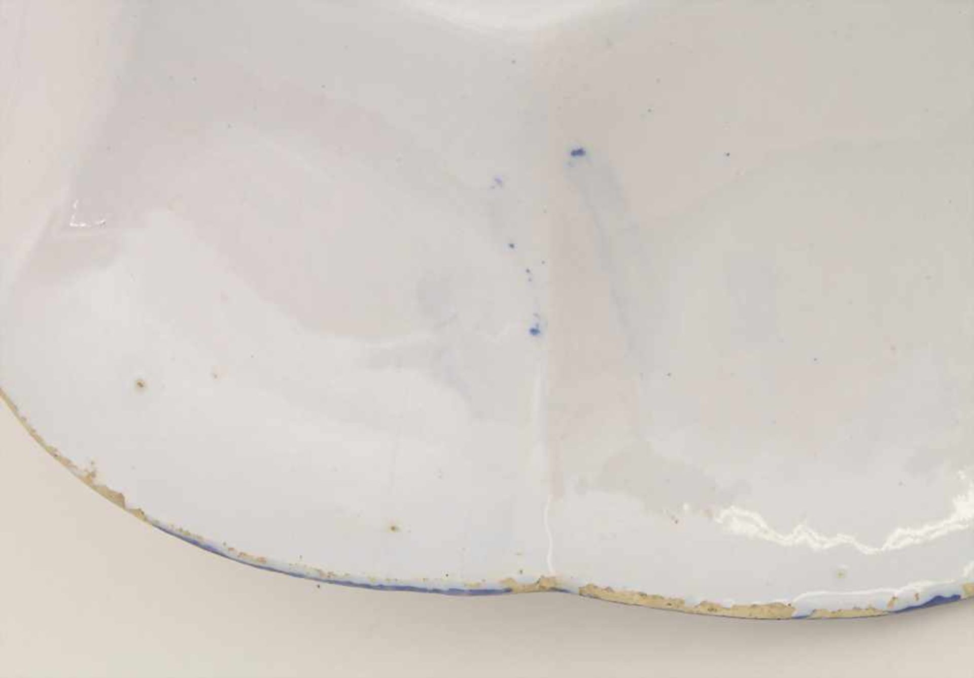 Fayence-Buckelschale mit Chinoiserien / A faience bowl with chinoiseries, wohl Hanau, 18. Jh. - Bild 6 aus 6
