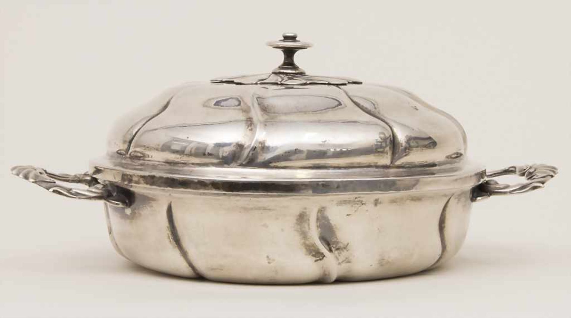 Barock Deckelterrine / A Baroque covered silver tureen, 18. Jh.Material: Silber, getrieben, mit - Bild 4 aus 19