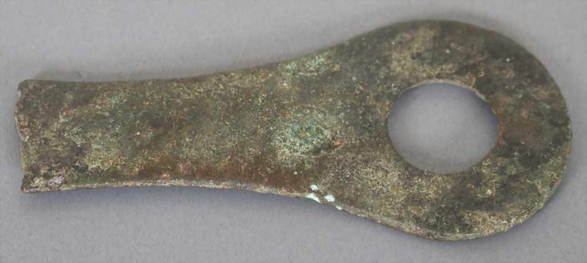 Handhabe einer Römischen Kasserolle / A handle of a Roman casseroleMaterial: Bronze,Länge: 9,3 cm, - Bild 2 aus 3