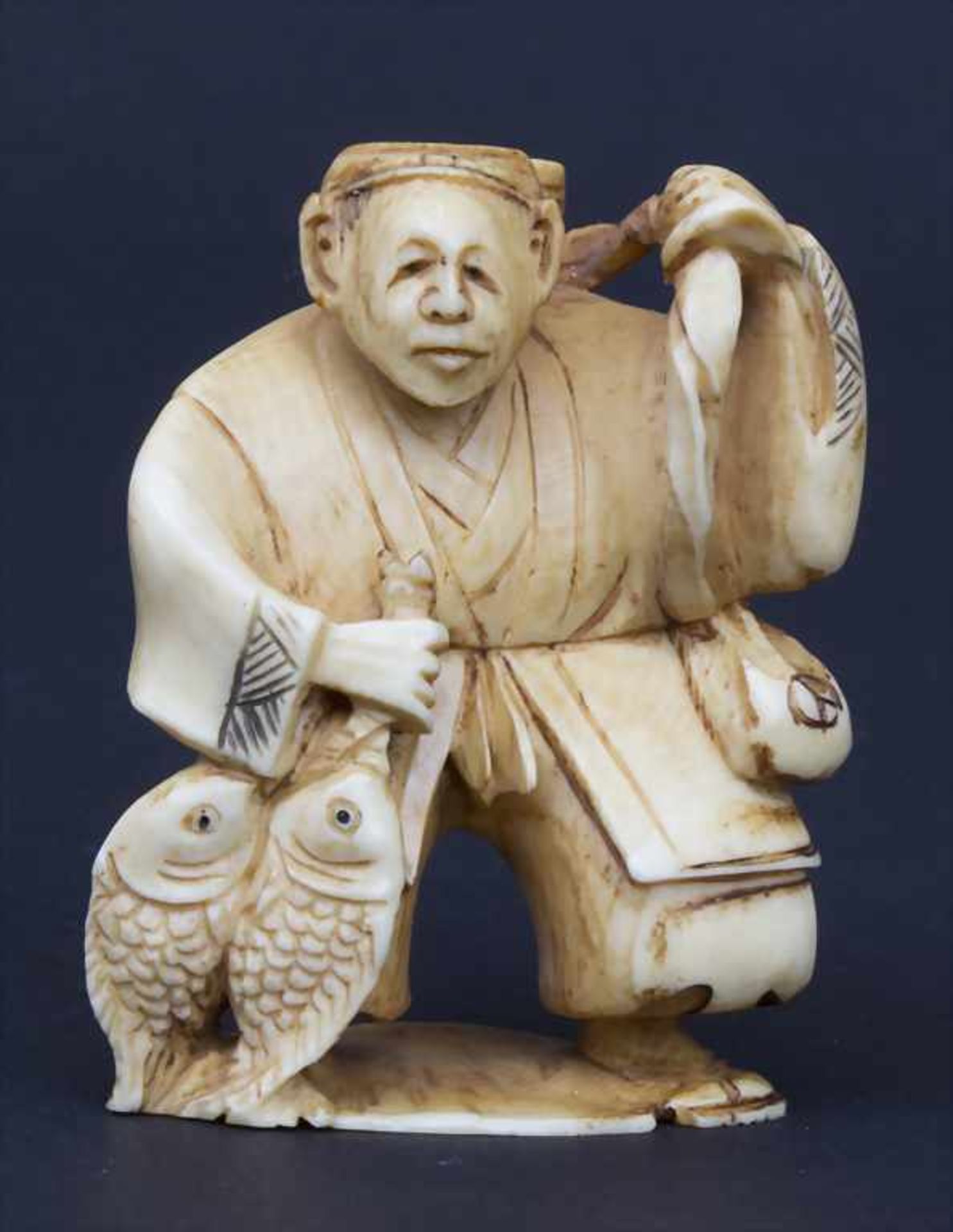 Netsuke 'Fischer mit Fang' / 'A fisherman with his catch', Japan, um 1900Material: Elfenbein,