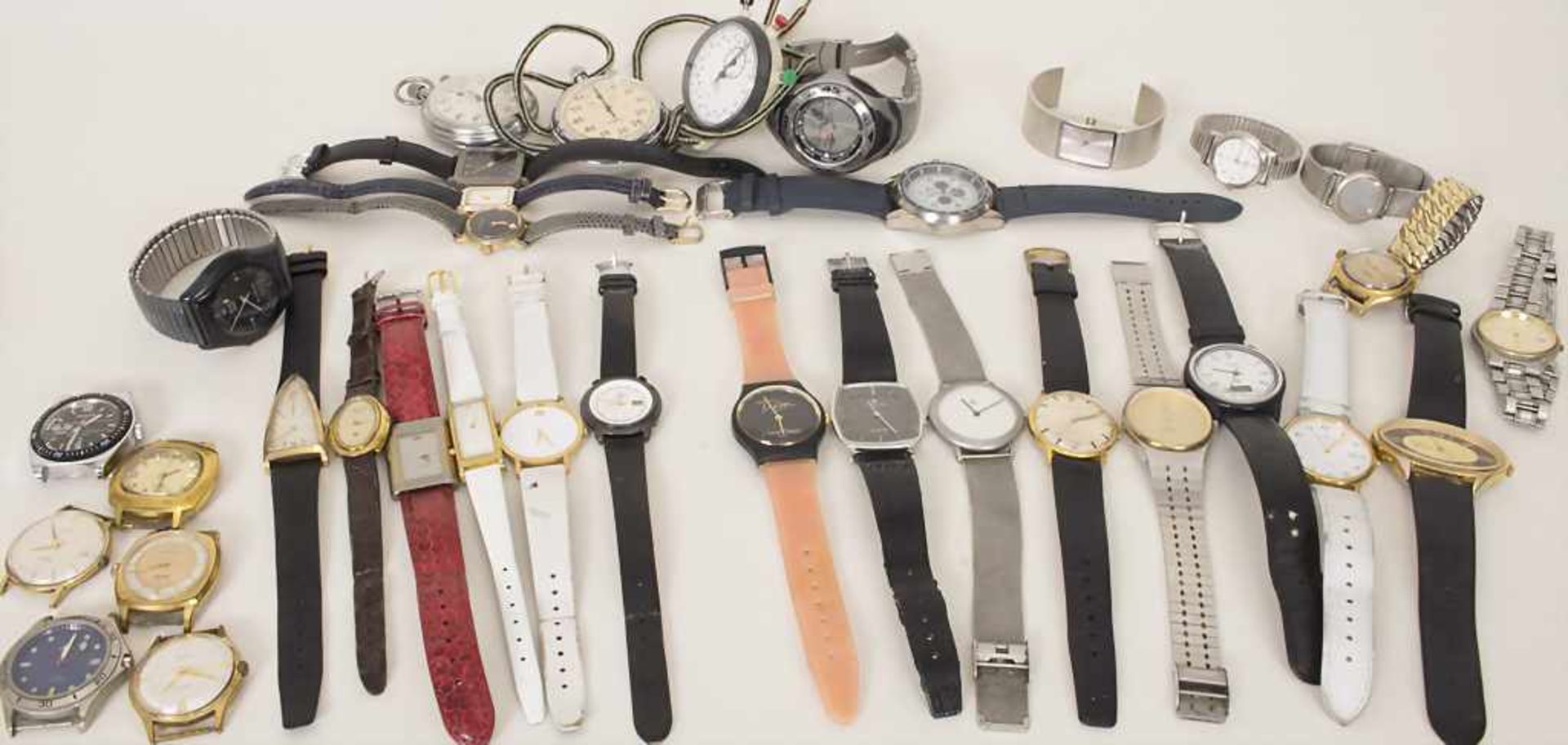 Konvolut Uhren / A set of wristwatchesBestehend aus:* 3 Stoppuhren* 28 ArmbanduhrenZustand:
