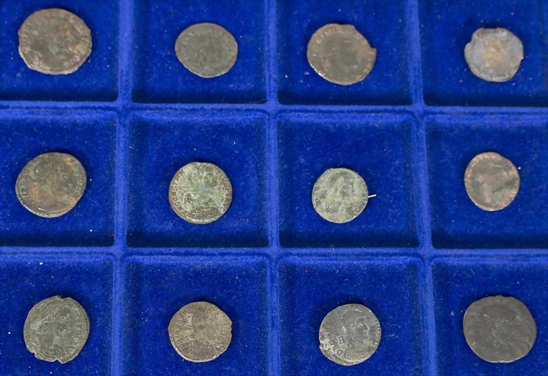 12 Römische Münzen / 12 Roman coinsMaterial: Bronze,Durchmesser: ca. 19 - 26 mm,Zustand: gut, alt