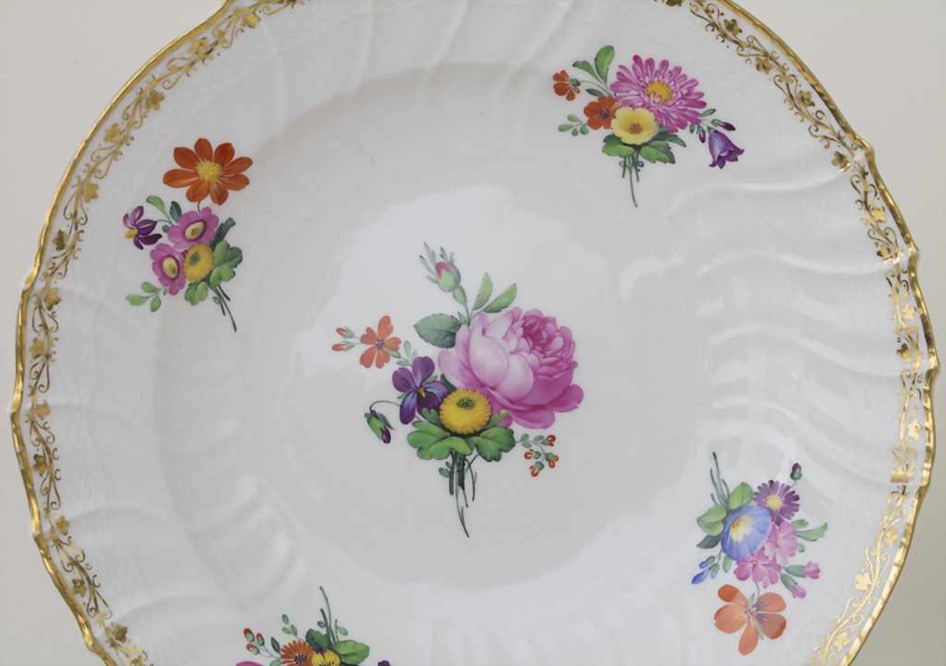 5 Teller mit Blumen und Goldrankenbordüren / 5 plates with flowers and gold tendril borders, KPM, - Bild 8 aus 9