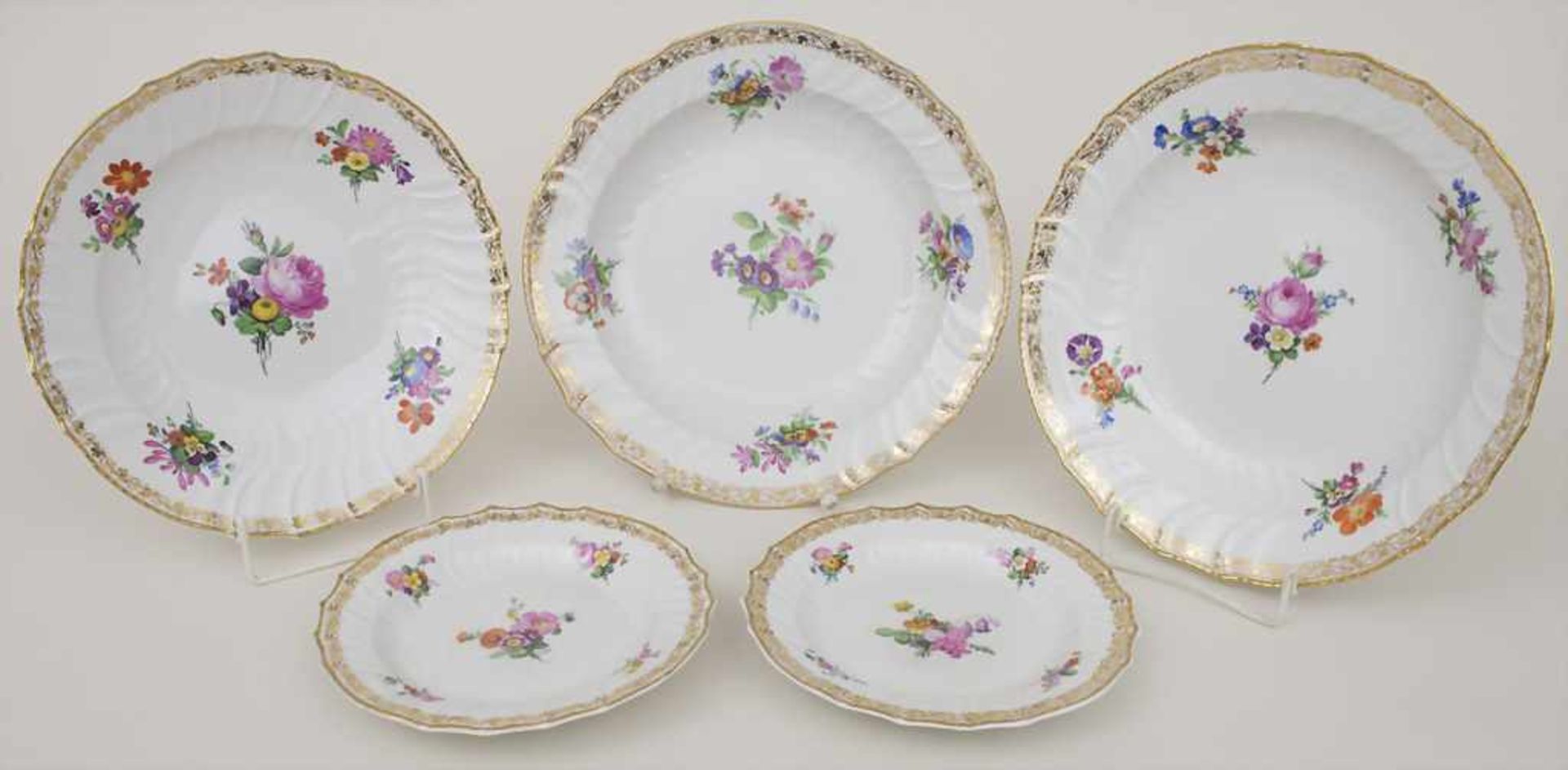 5 Teller mit Blumen und Goldrankenbordüren / 5 plates with flowers and gold tendril borders, KPM,