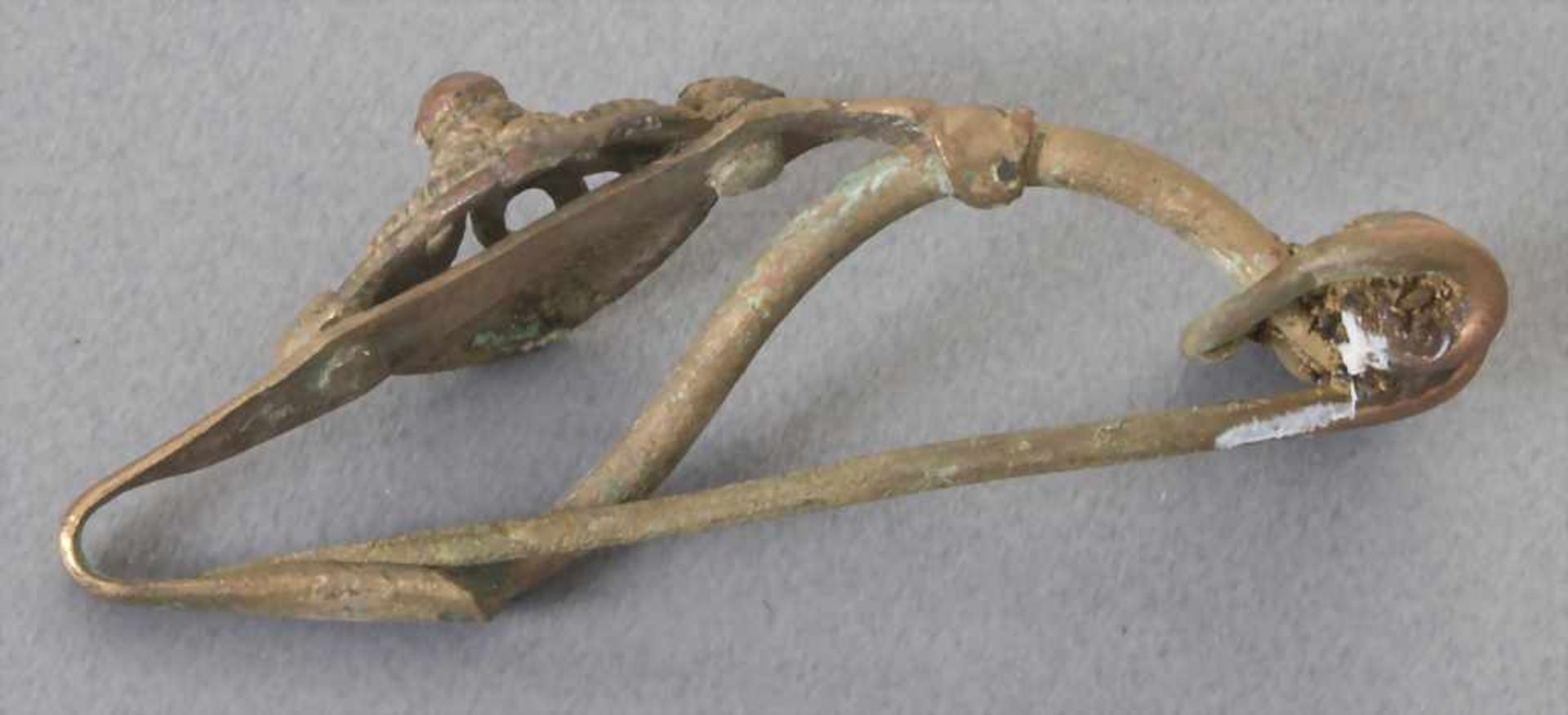 Keltische Fibel / A celtic fibulaMaterial: Bronze,Länge: 4,2 cm,Zustand: gut, alt restauriert, - Bild 3 aus 3