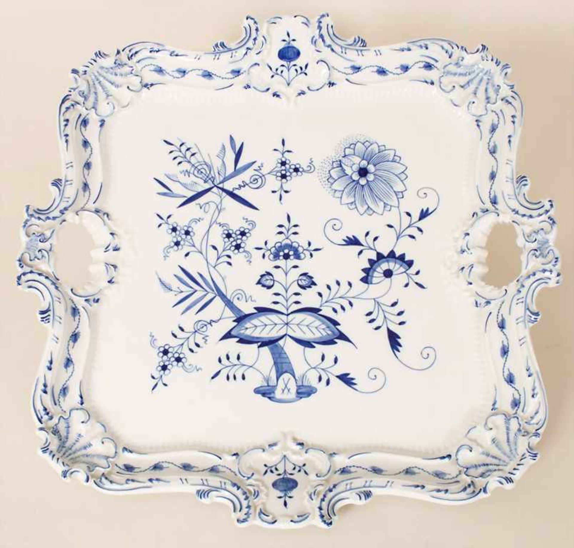 Prunktablett 'Zwiebelmuster' / A splendid tray with onion patterns, Meissen, 20. Jh.Material: