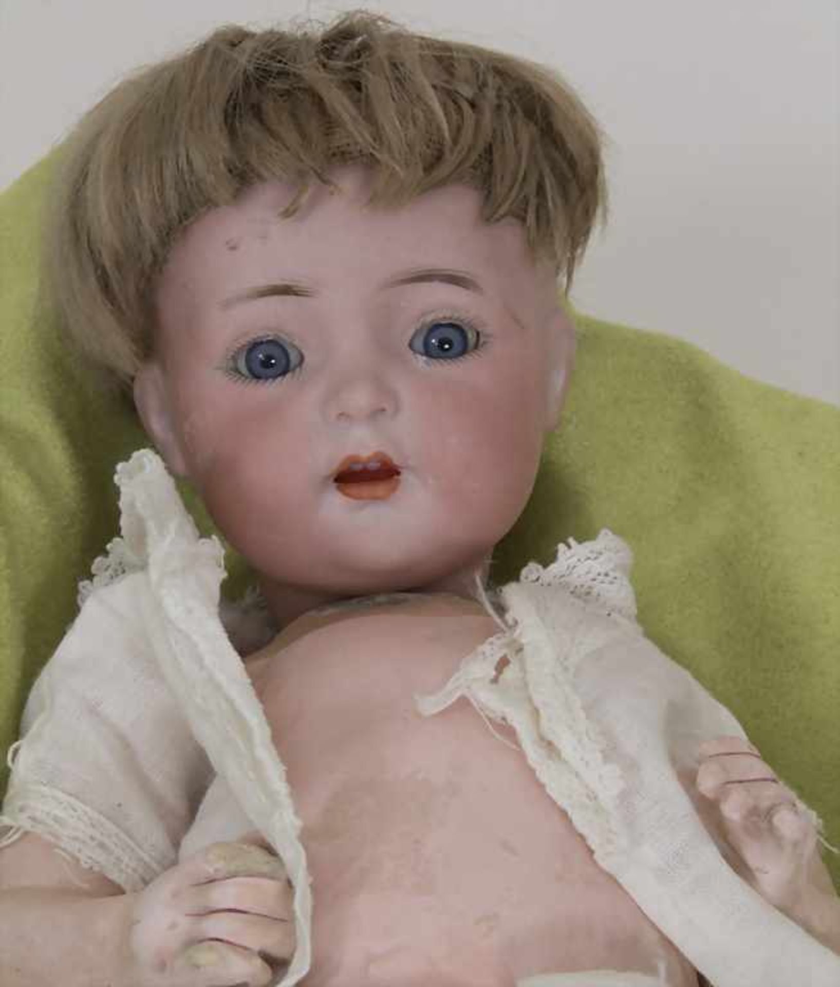 Puppe / A doll, Simon & Halbig, deutschMaterial: Bisquitporzellan bemalt, blonde Mohairperücke, - Image 4 of 7