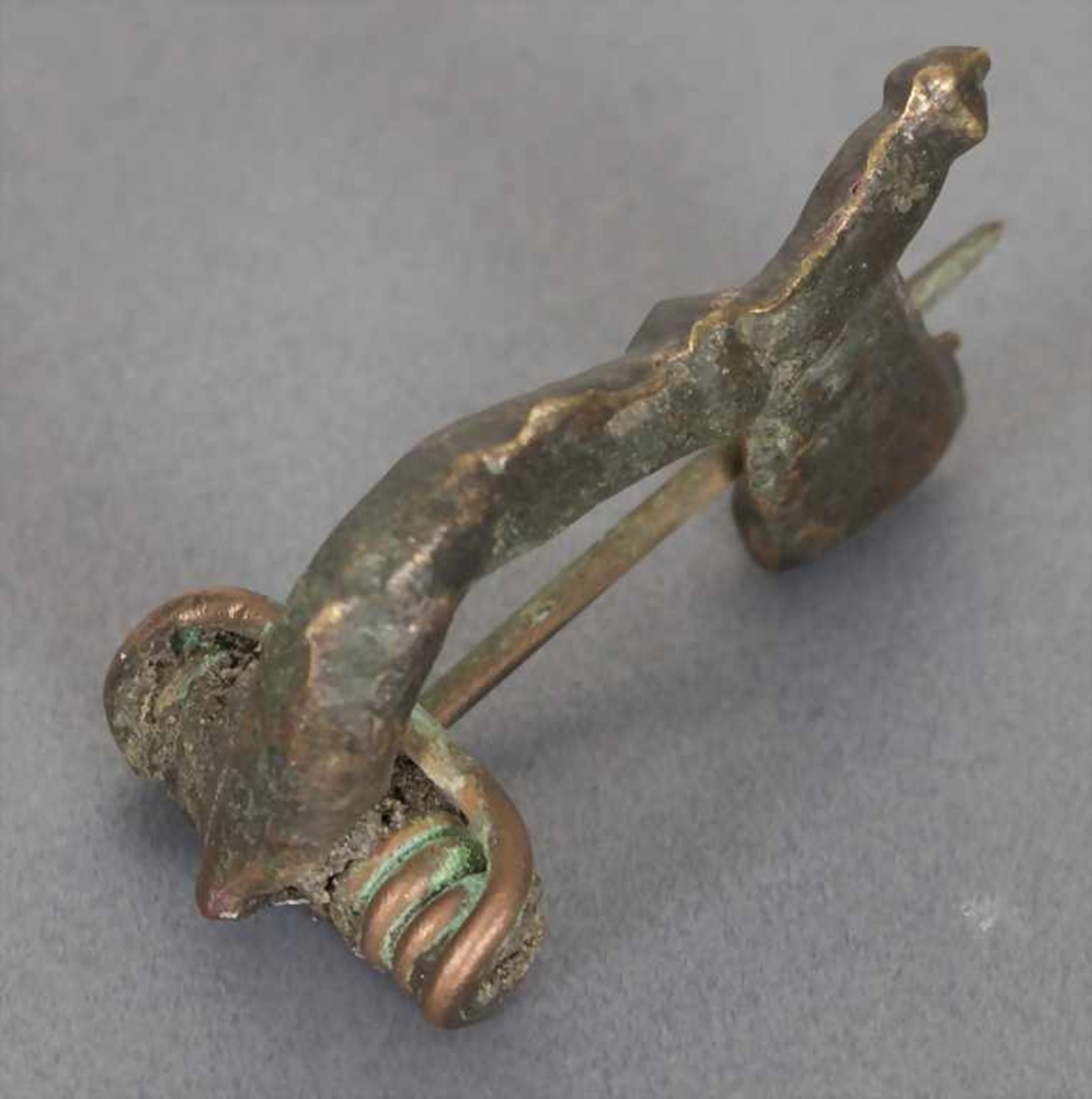 Römische Fibel / A Roman fibulaMaterial: Bronze,Länge: 3,5 cm,Zustand: gut, alt restauriert, - Bild 2 aus 3