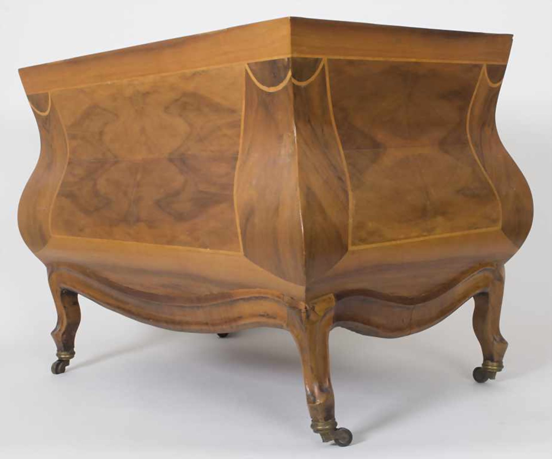 Biedermeier-Wäschetruhe / A linen chest, süddeutsch, um 1840Bombierter rechteckiger Korpus mit - Bild 5 aus 19