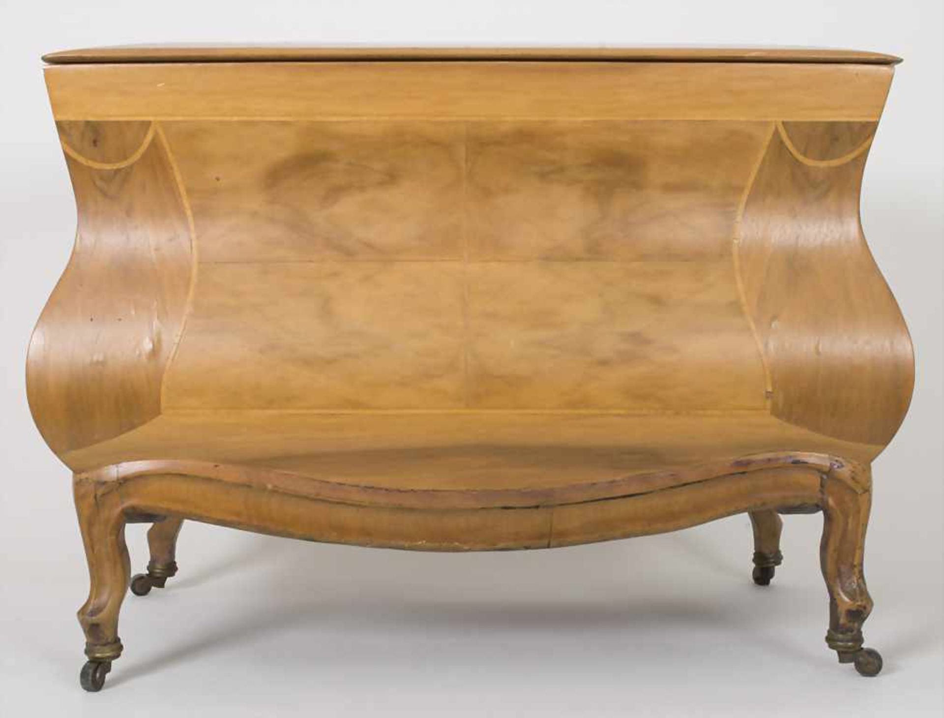 Biedermeier-Wäschetruhe / A linen chest, süddeutsch, um 1840Bombierter rechteckiger Korpus mit - Bild 6 aus 19