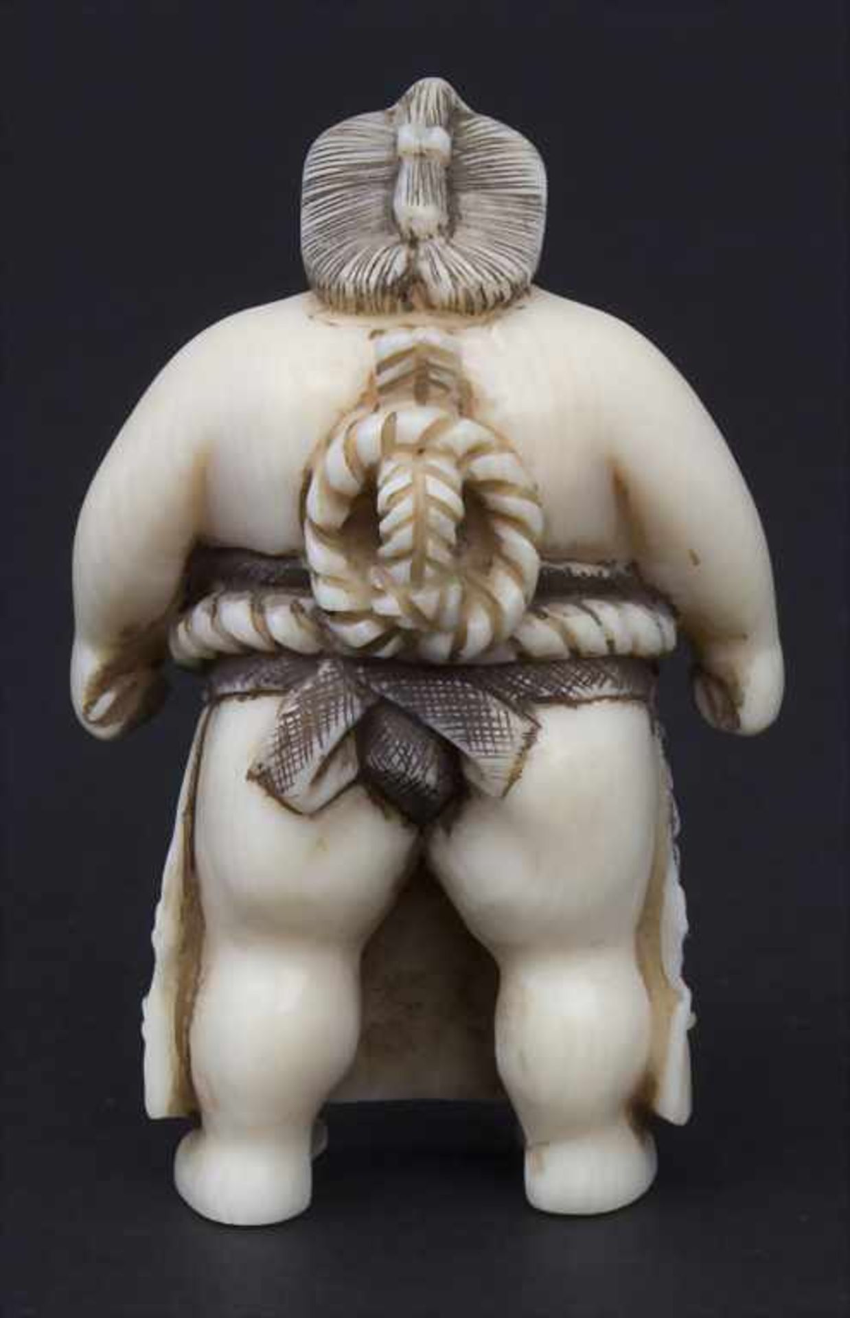 Okimono 'Sumoringer' / An Okimono 'Sumo wrestler', Japan, um 1900Material: Elfenbein, geschnitzt, - Bild 4 aus 9