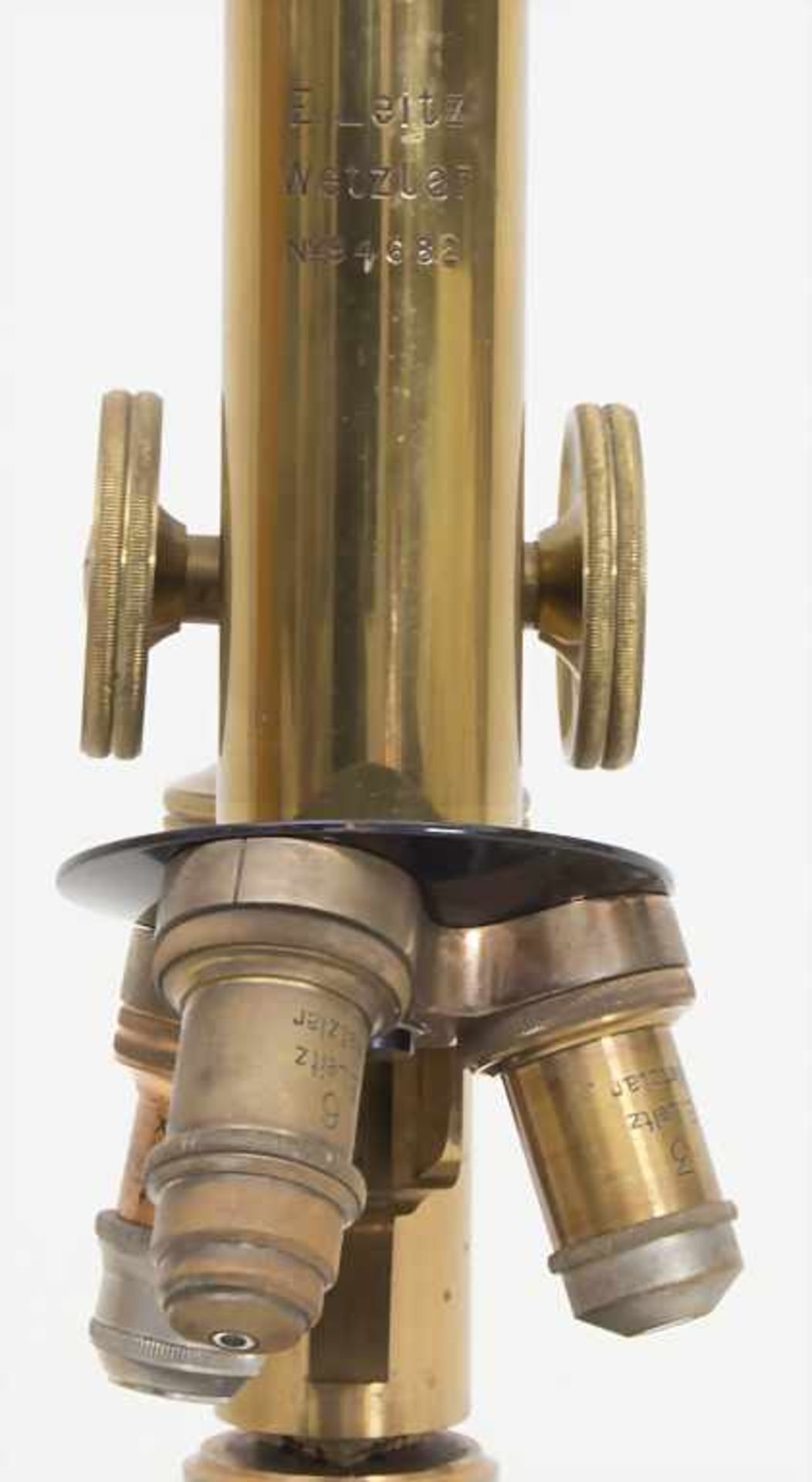 Mikroskop / A microscope, E. Leitz, WetzlarMaterial: Stativ in Messing schwarz lackiert, Holzkasten, - Bild 8 aus 11