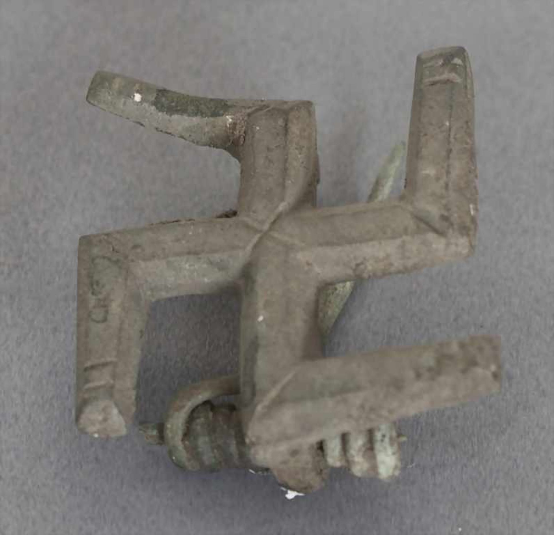 Römische Swastika-Fibel / A Roman swastika fibulaMaterial: Bronze,Durchmesser: 3,5 cm,Zustand: