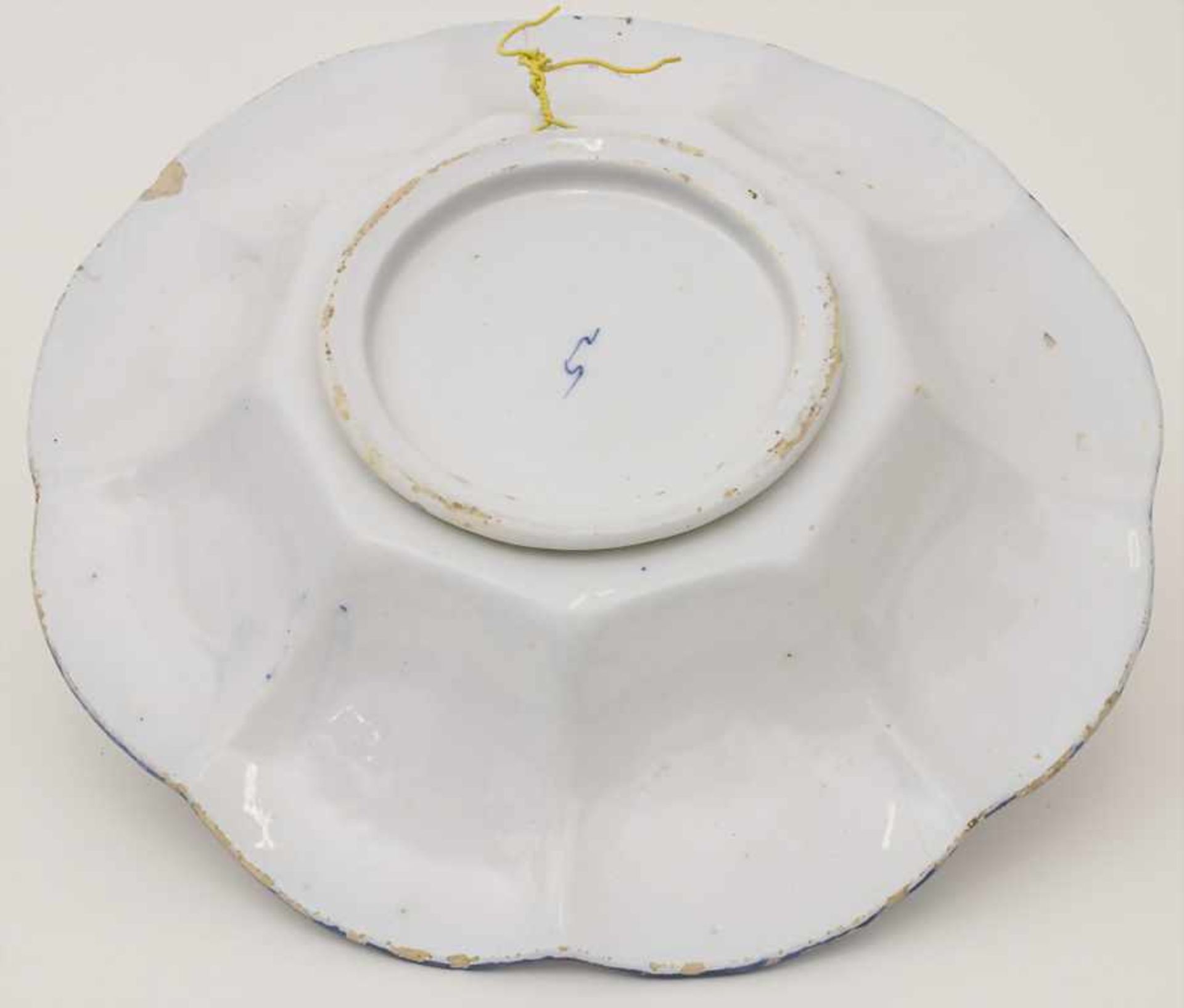 Fayence-Buckelschale mit Chinoiserien / A faience bowl with chinoiseries, wohl Hanau, 18. Jh. - Bild 3 aus 6